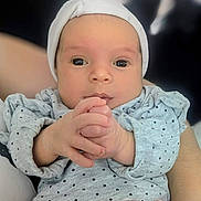 Maëlia a rejoint le concours — aidez-le/la à gagner de superbes lots ! baby, infant, face, hands, hat, clothing, polka_dot, cute, child, portrait, expression, skin, person, newborn, casual_wear, sitting, looking, indoors, soft_lighting, human