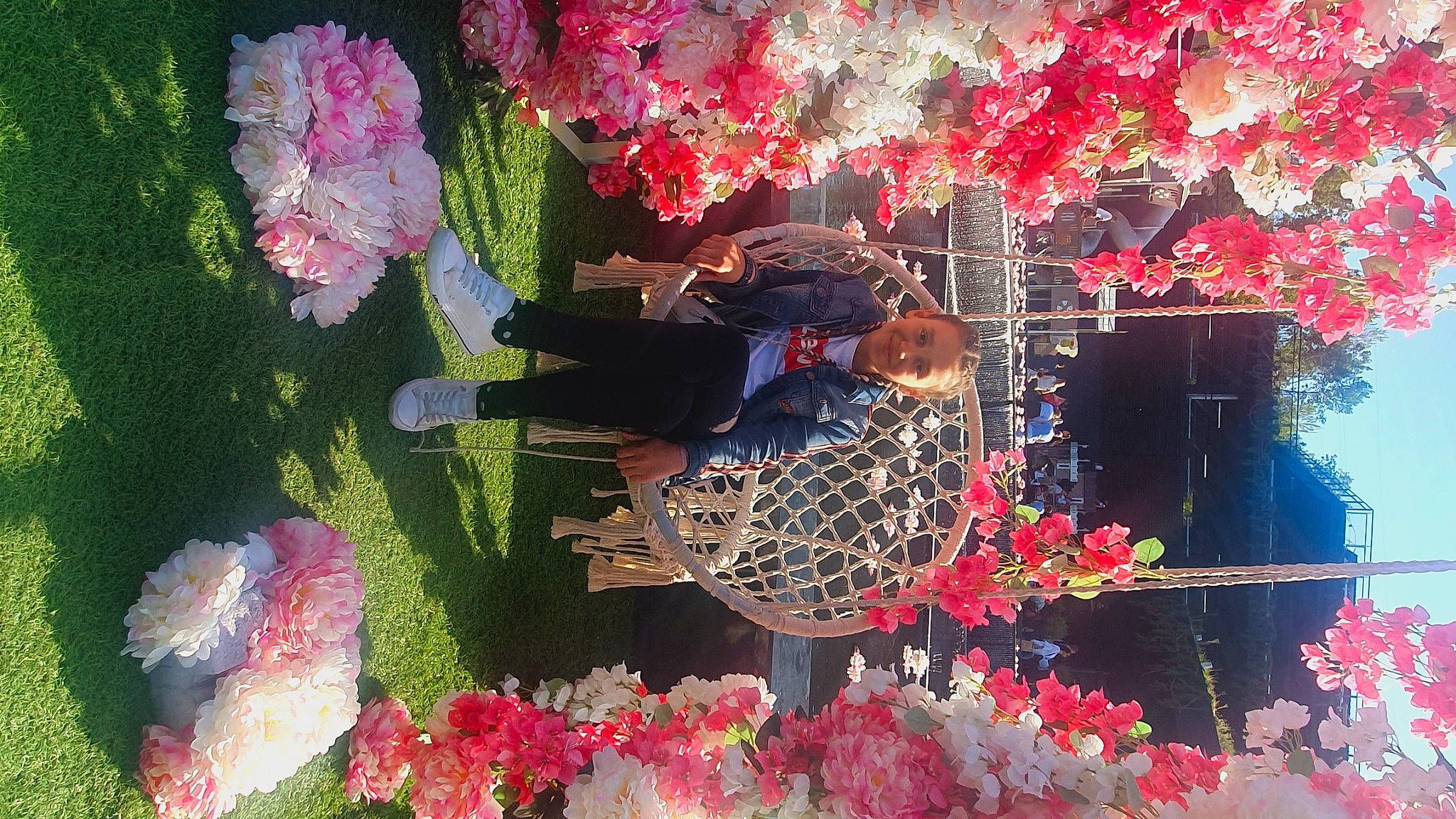 Alycia a rejoint le concours — aidez-le/la à gagner de superbes lots ! beauty, botany, dress, flower, fun, green, joy, leisure, light, lighting, organism, person, petal, photograph, pink, plant, red, temple, textile, tree