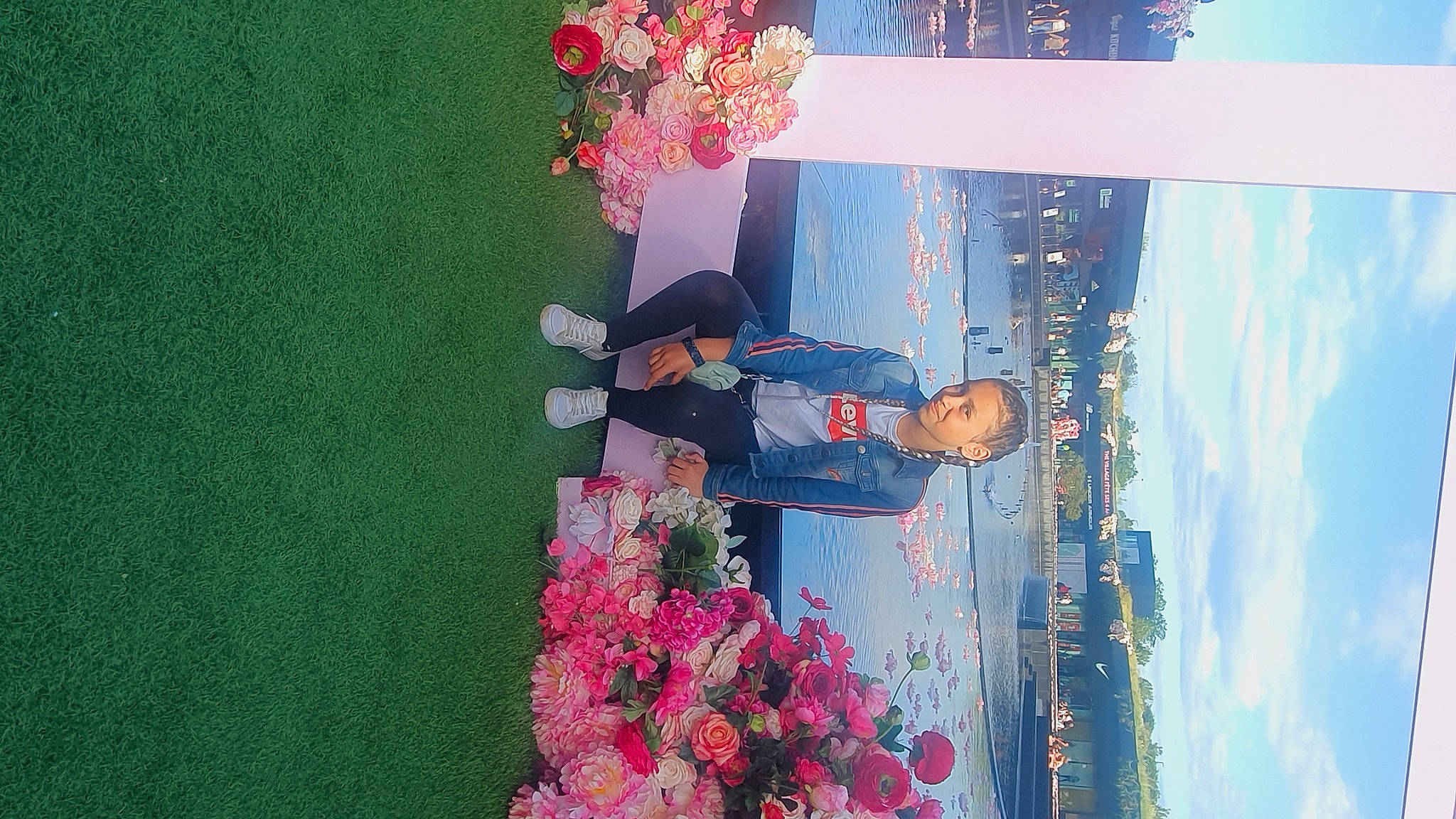 Alycia a rejoint le concours — aidez-le/la à gagner de superbes lots ! art, cut_flowers, electric_blue, event, floral_design, floristry, flower, flower_arranging, fun, happy, line, magenta, person, petal, pink, plant, red, sky, textile, tree