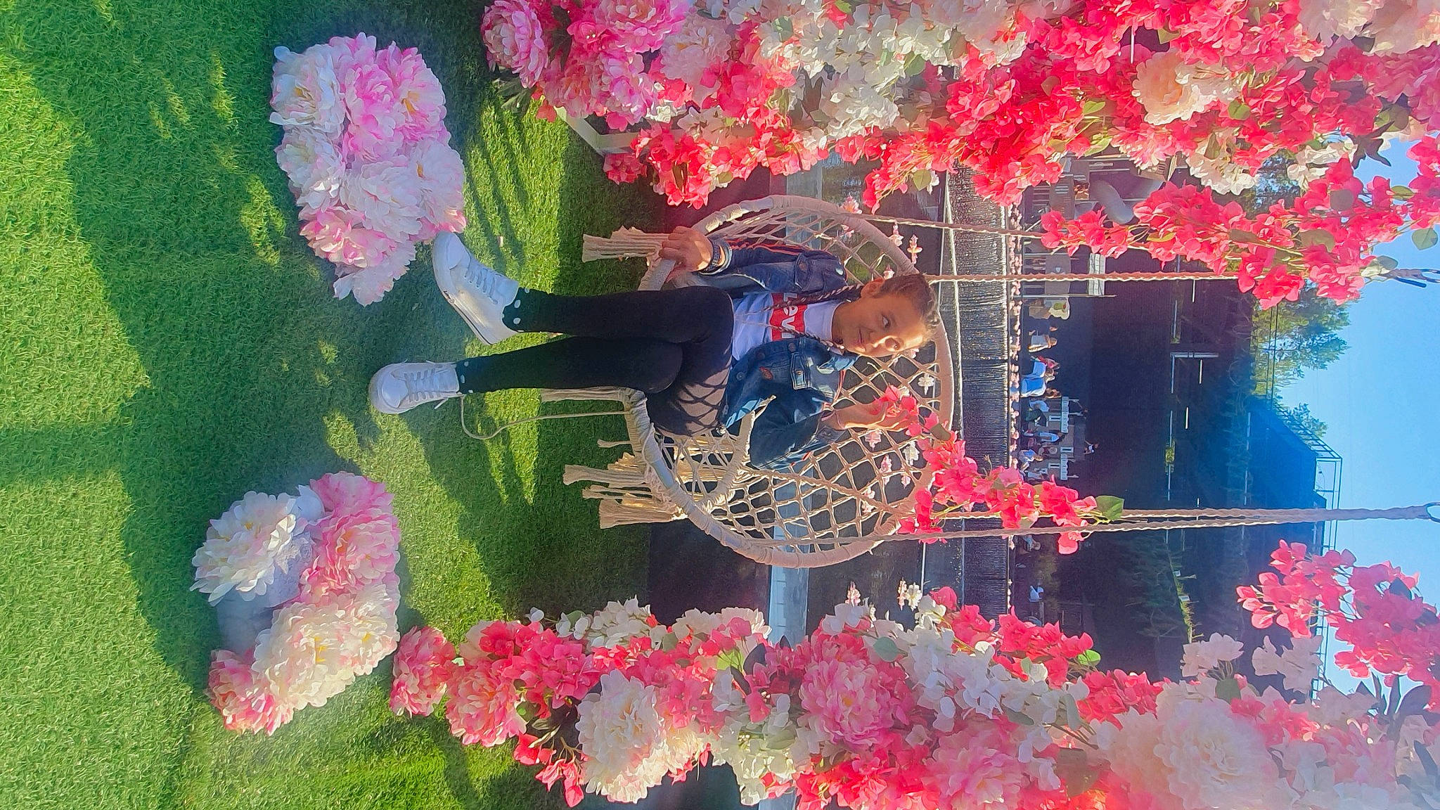 Alycia a rejoint le concours — aidez-le/la à gagner de superbes lots ! annual_plant, art, botany, dress, event, flower, flower_arranging, flowering_plant, joy, leisure, nature, organism, person, petal, pink, plant, red, textile, tree, vegetation