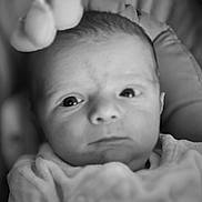 Léo a rejoint le concours — aidez-le/la à gagner de superbes lots ! baby, newborn, infant, face, eyes, blanket, close_up, black_and_white, portrait, soft_texture, cushion, young_child, sleepwear, head, skin, expression, indoors, human, child, newborn_baby