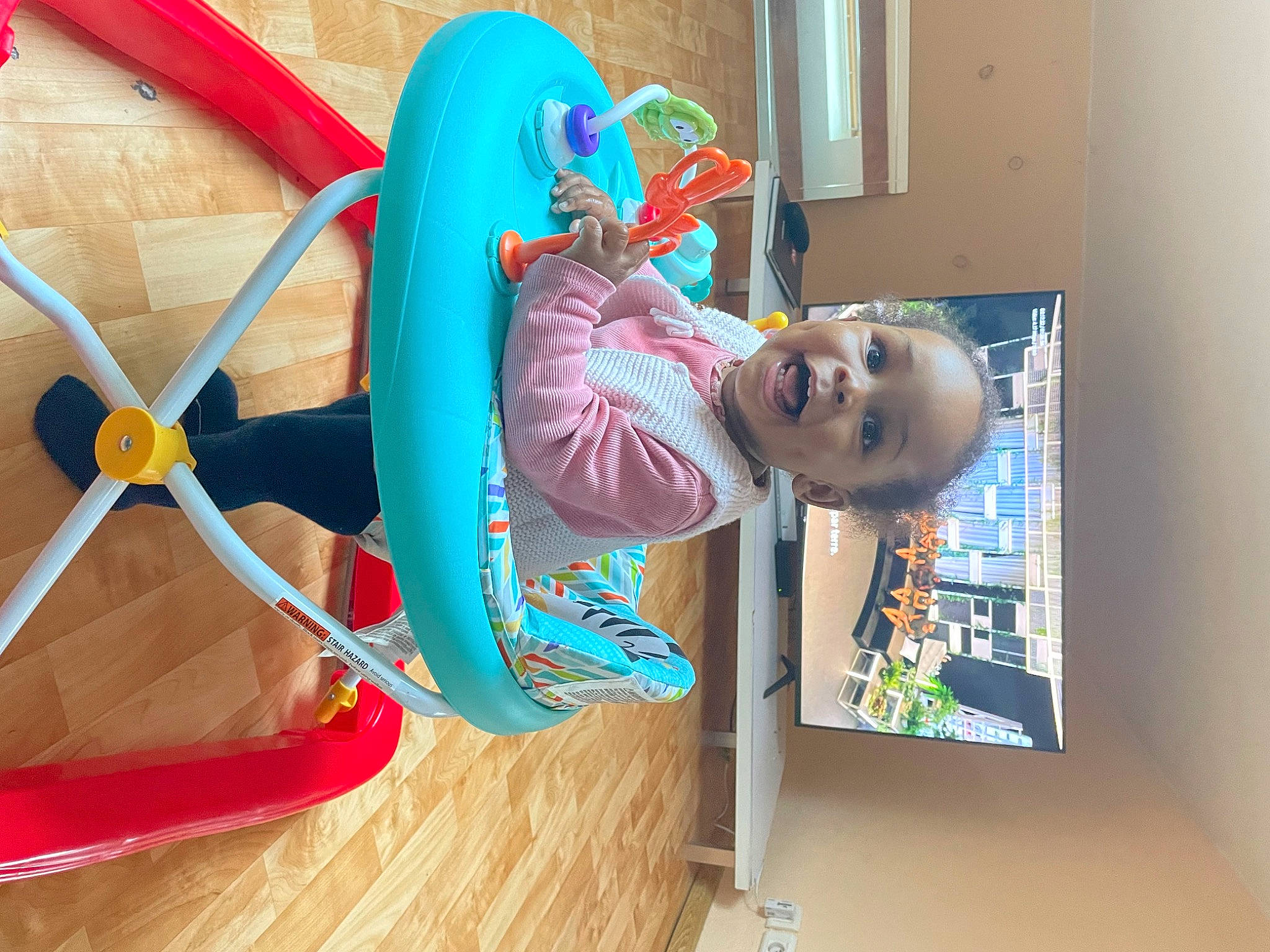 Eva a rejoint le concours — aidez-le/la à gagner de superbes lots ! baby, baby_playing_with_toys, baby_toddler_clothing, building, child, chute, electric_blue, fun, house, leisure, outdoor_play_equipment, person, play, recreation, room, smile, t_shirt, toddler, window, wood