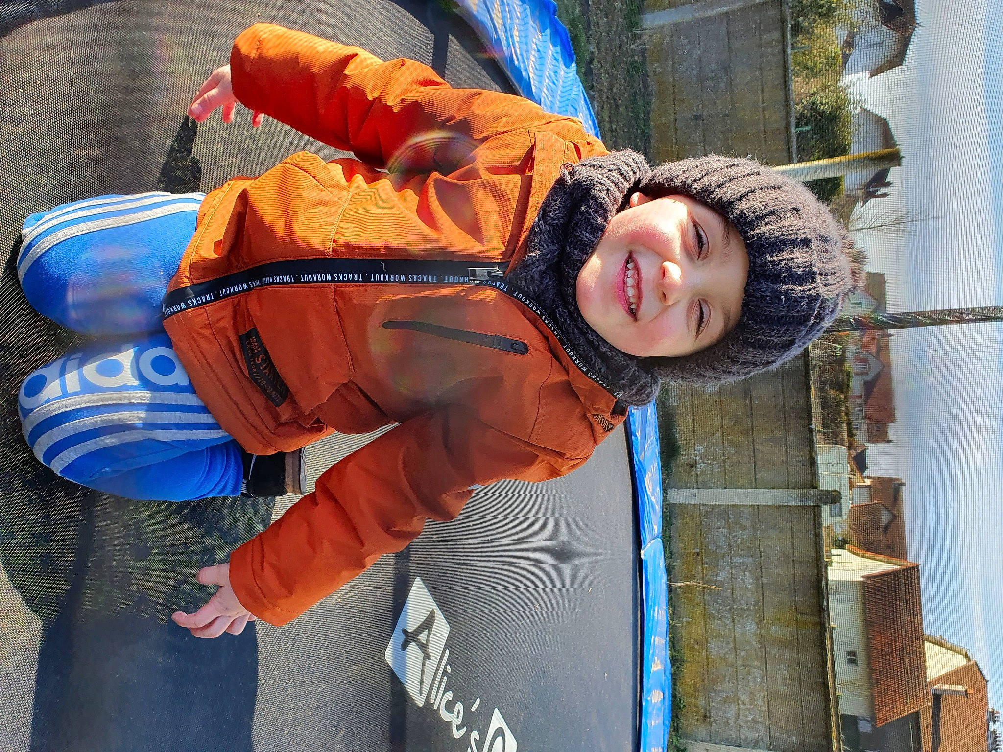 Nelio a rejoint le concours — aidez-le/la à gagner de superbes lots ! blue, child, composite_material, electric_blue, fun, happy, hat, headwear, jacket, joy, orange, person, personal_protective_equipment, sleeve, smile, street_fashion, toddler, travel, windbreaker, winter