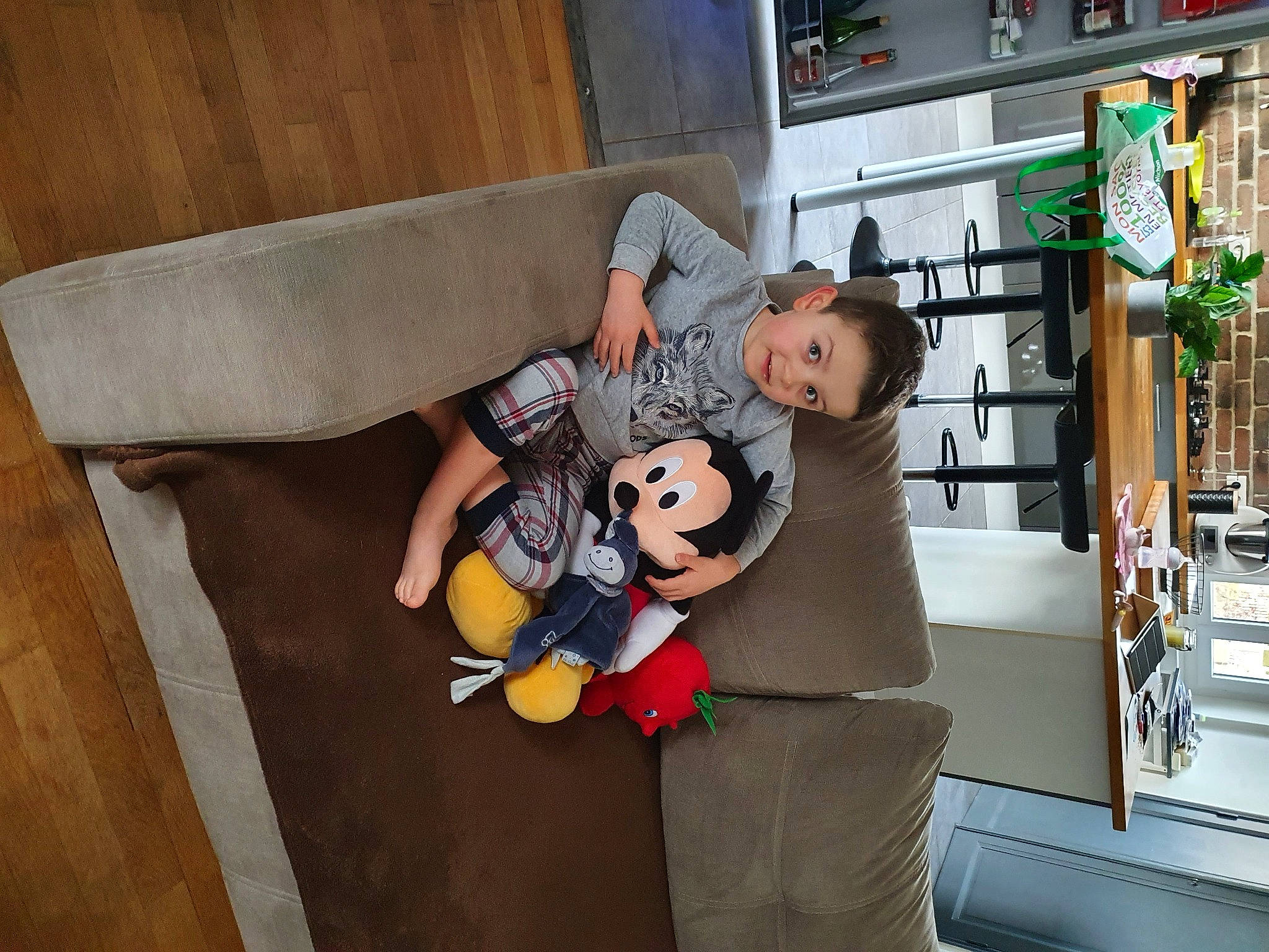 Nelio a rejoint le concours — aidez-le/la à gagner de superbes lots ! building, child, comfort, couch, flooring, fun, happy, hat, house, houseplant, luggage_and_bags, person, plant, plush, refrigerator, room, sitting, stuffed_toy, toy, vacation