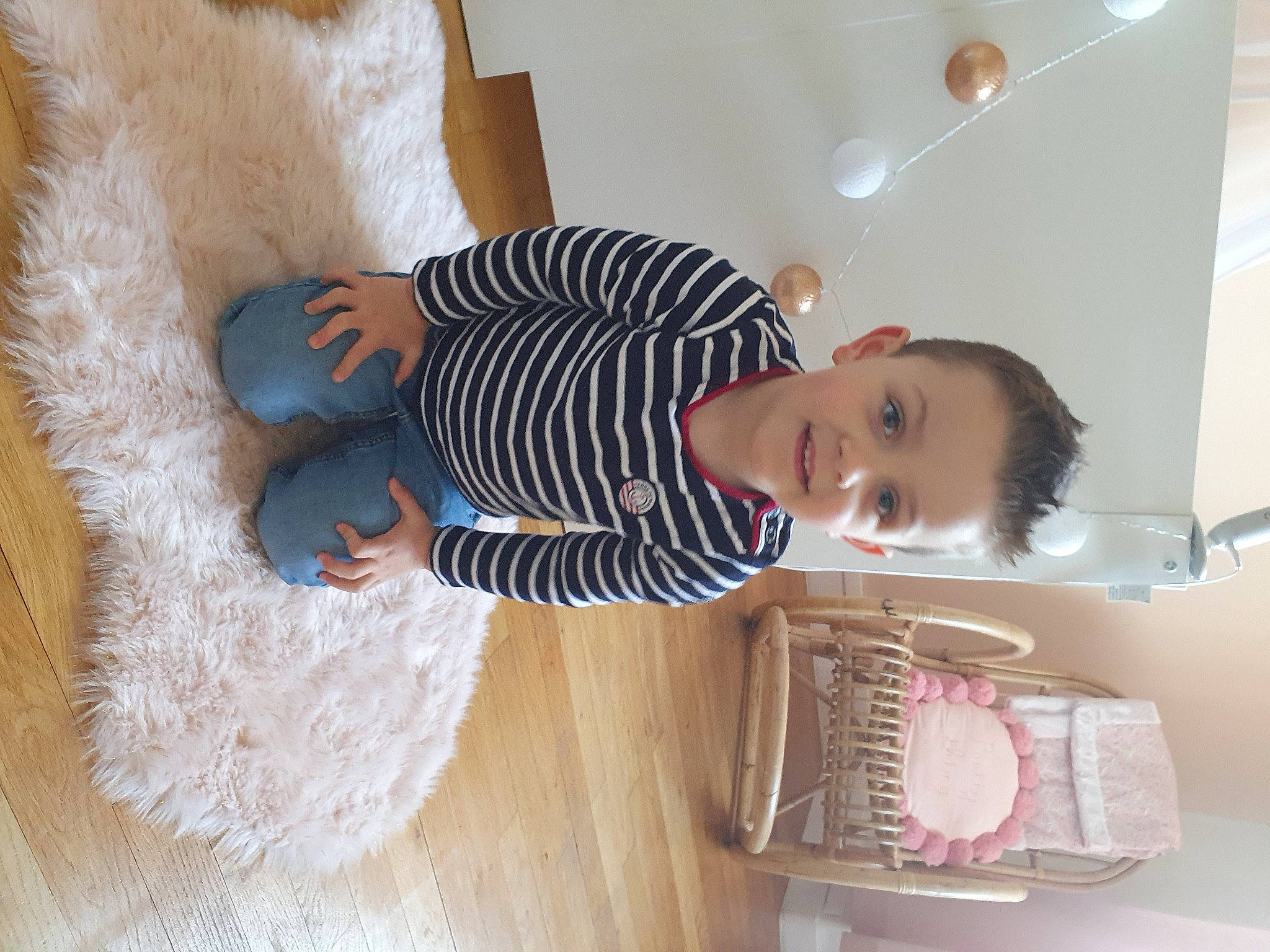 Nelio a rejoint le concours — aidez-le/la à gagner de superbes lots ! baby, baby_toddler_clothing, baby_toys, child, comfort, floor, flooring, folk_instrument, fun, happy, hardwood, joy, linens, person, product, room, smile, standing, toddler, wood