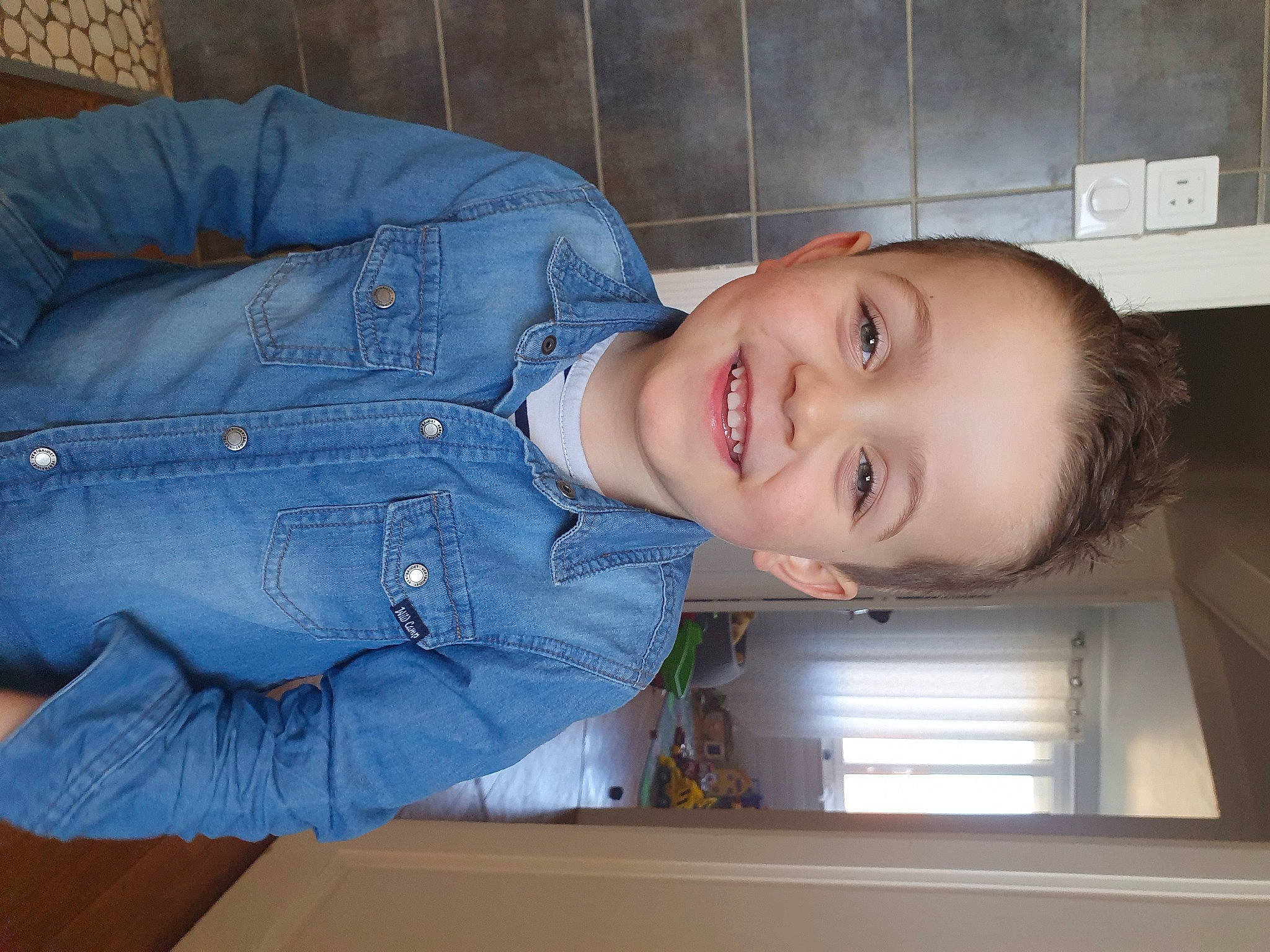 Nelio participe au concours pour gagner de l'argent avec cette photo : button, child, chin, collar, comfort, denim, dress_shirt, elbow, electric_blue, eye, happy, head, jaw, joy, mammal, mouth, nose, person, pocket, sleeve