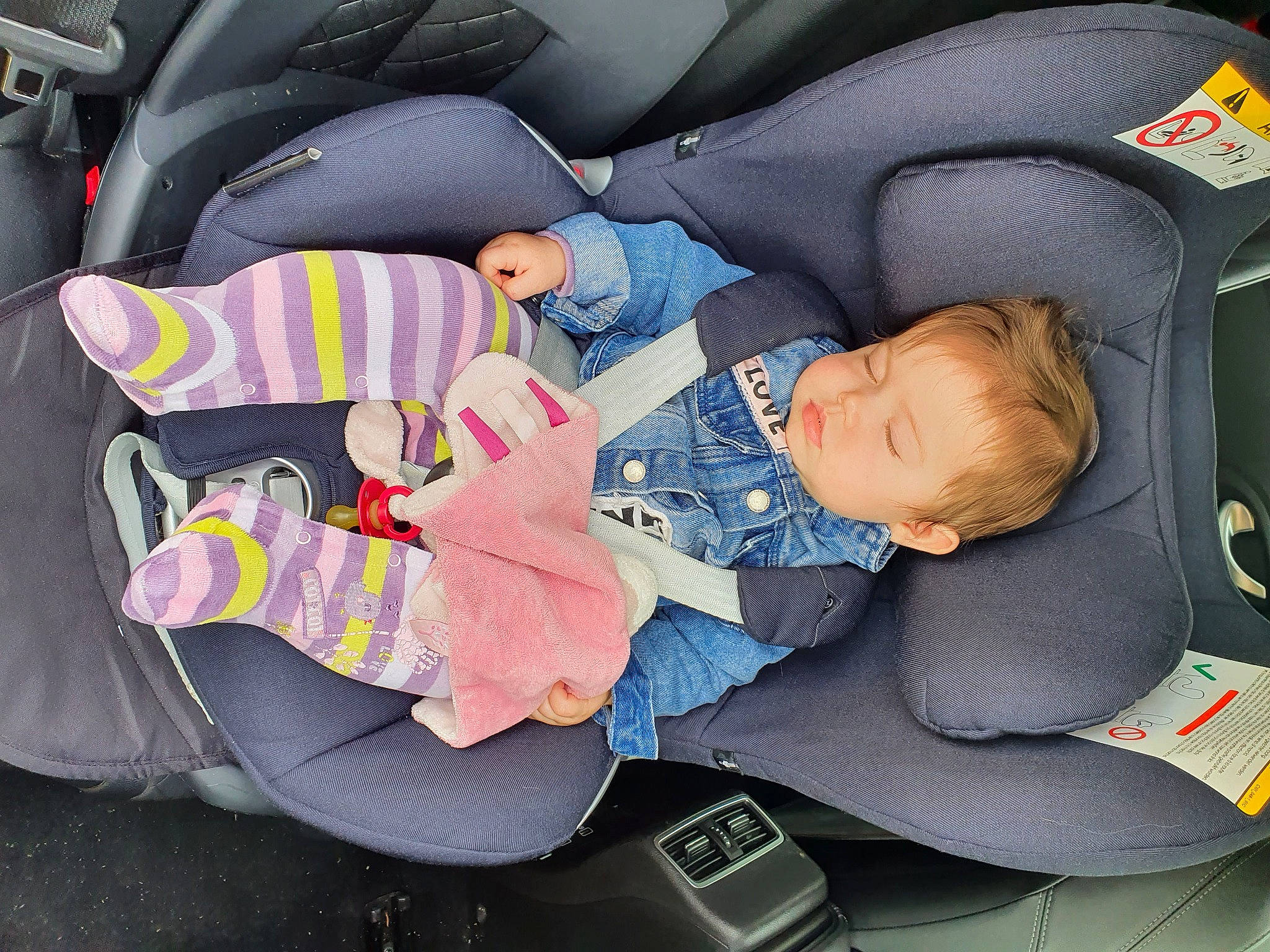 Rose a rejoint le concours — aidez-le/la à gagner de superbes lots ! auto_part, automotive_design, baby_carriage, baby_in_car_seat, baby_products, car, car_seat, car_seat_cover, child, comfort, head_restraint, lap, mammal, mode_of_transport, motor_vehicle, person, sitting, toddler, vehicle, vehicle_door