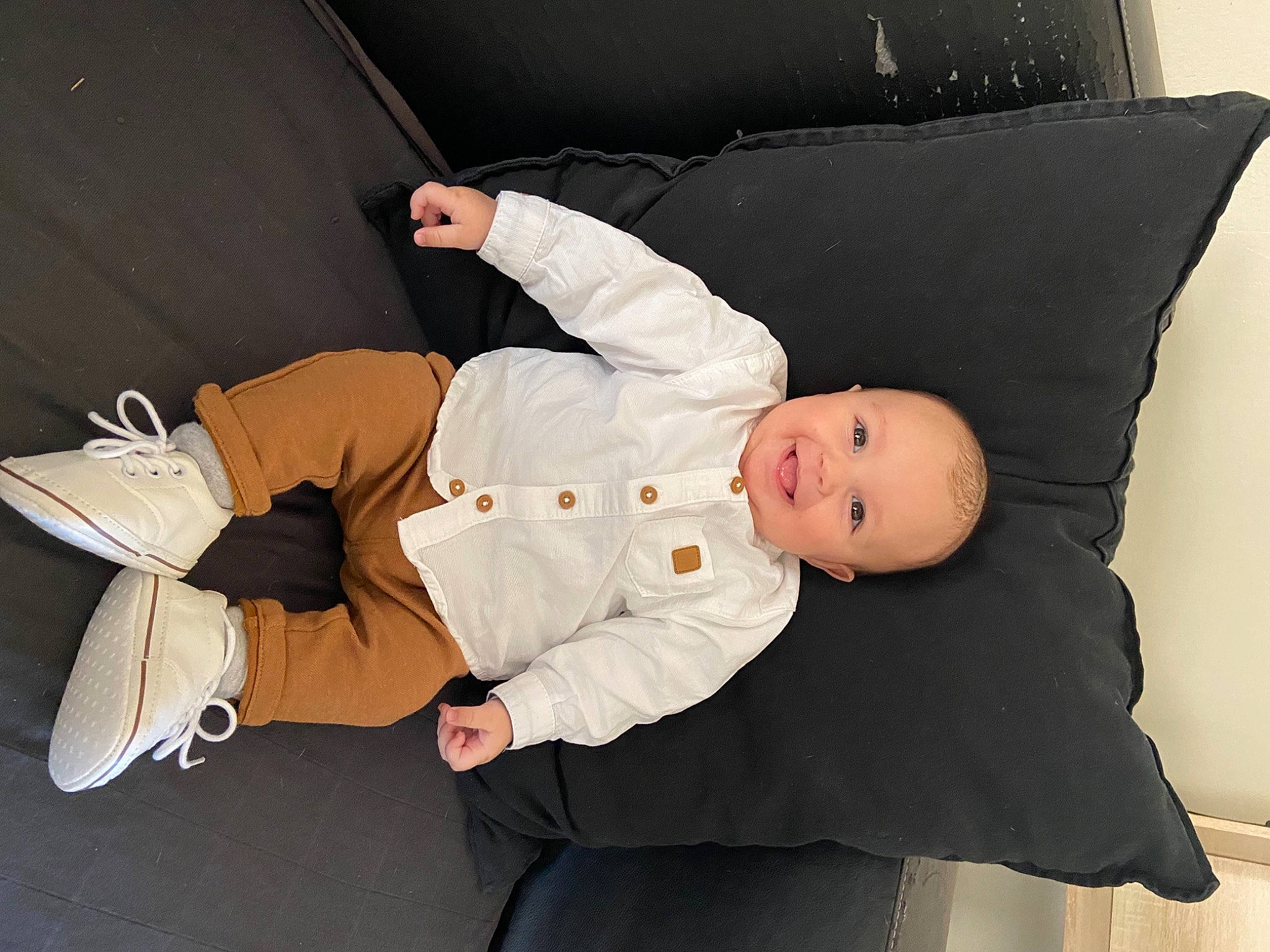 Luis a rejoint le concours — aidez-le/la à gagner de superbes lots ! baby, baby_products, baby_safety, baby_toddler_clothing, child, comfort, joy, linens, person, room, sitting, sleeve, smile, toddler, uniform