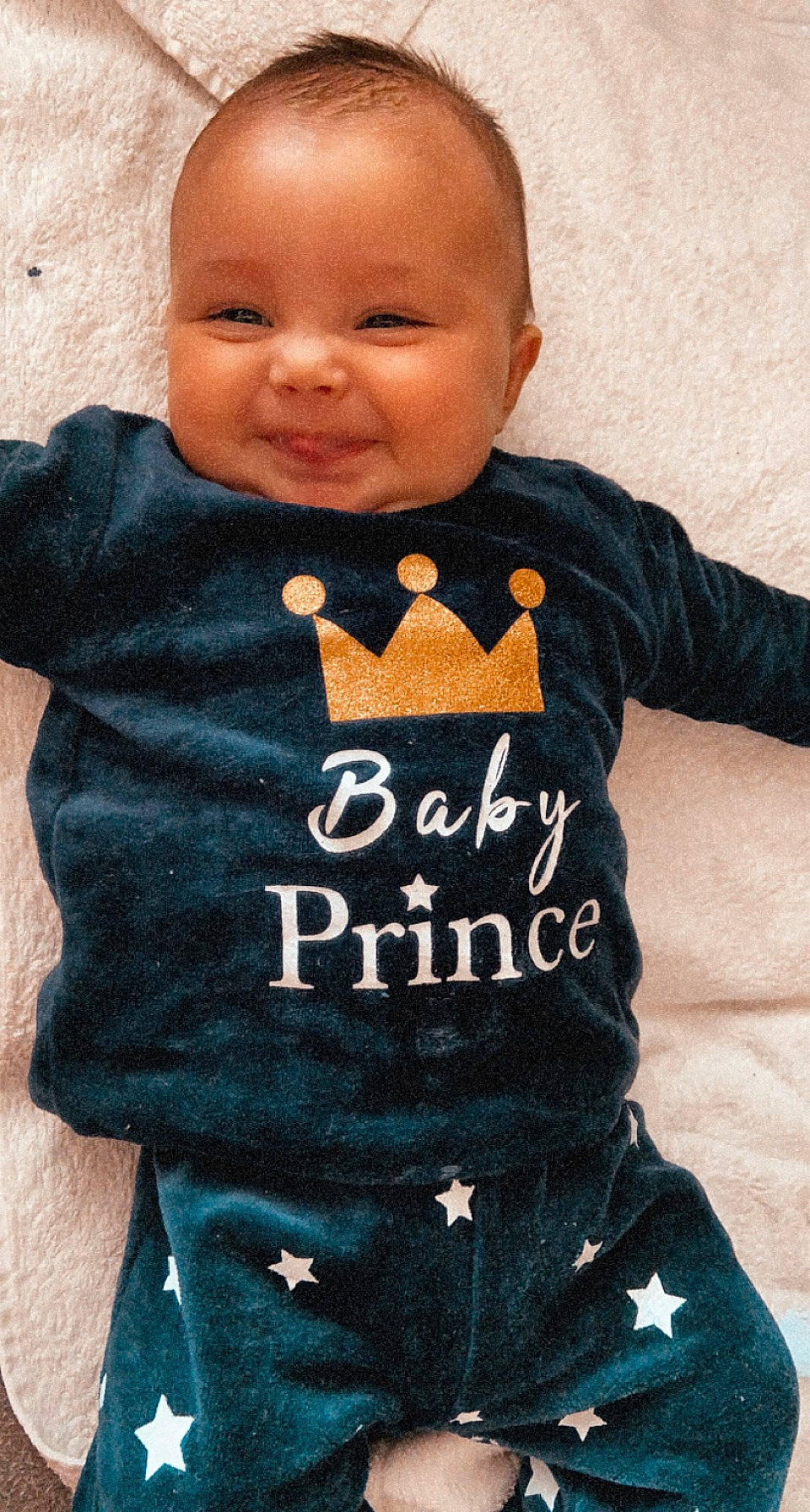 Luis participe au concours pour gagner de l'argent avec cette photo : arm, baby, baby_toddler_clothing, black, cheek, child, eye, face, facial_expression, happy, head, outerwear, person, photograph, sitting, skin, sleeve, smile, t_shirt, toddler