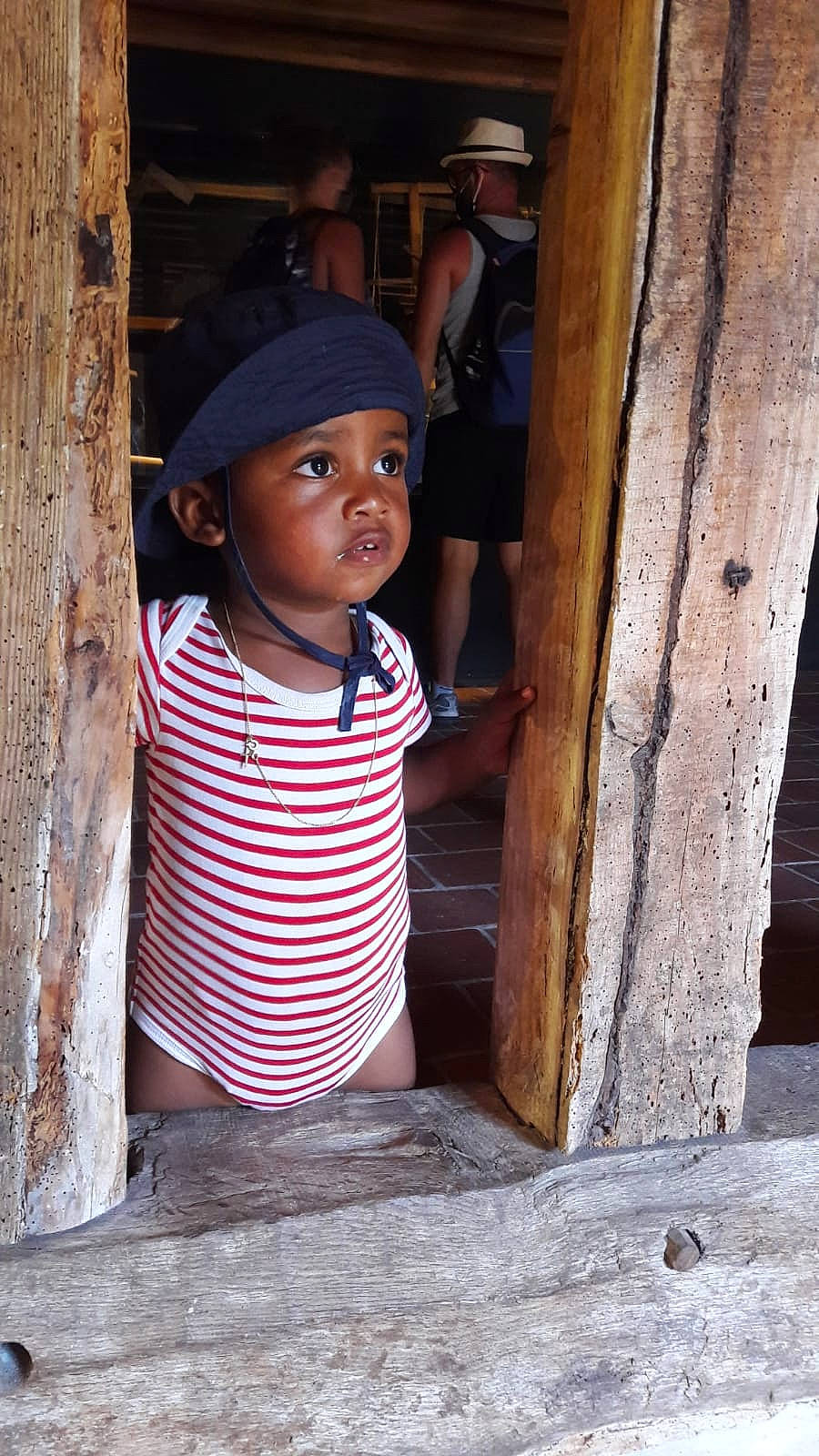 Jayden participe au concours pour gagner de l'argent avec cette photo : child, child_model, headwear, people, person, smile, standing, toddler, vacation, wood