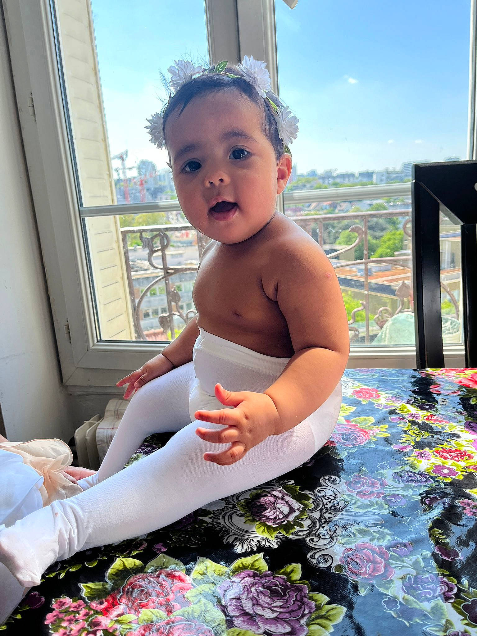 Maria-heloa participe au concours pour gagner de l'argent avec cette photo : baby, beauty, chest, flooring, fun, grass, happy, hat, human_body, human_leg, knee, leisure, pattern, people_in_nature, person, sitting, sky, thigh, toddler, trunk