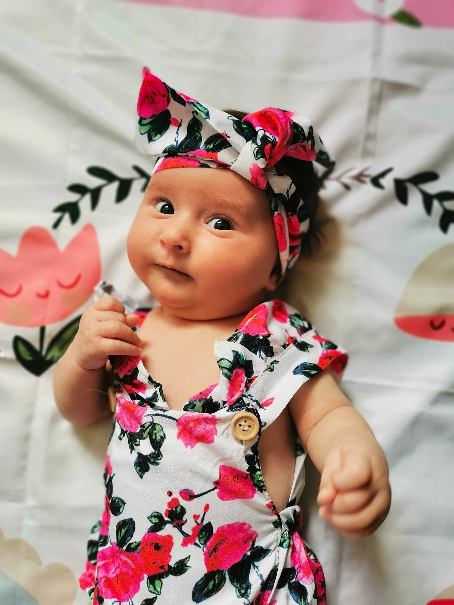 Joy a rejoint le concours — aidez-le/la à gagner de superbes lots ! baby, baby_toddler_clothing, cheek, child, fashion_accessory, flower, hair_accessory, headband, headgear, headwear, pattern, person, petal, pink, plant, toddler