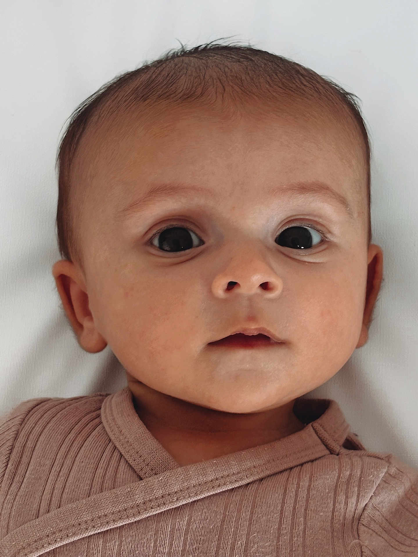 Luna a rejoint le concours — aidez-le/la à gagner de superbes lots ! baby, infant, face, closeup, portrait, curious, eyes, skin, head, clothing, ribbed, soft, cute, newborn, lying, expression, child, adorable, young, innocence