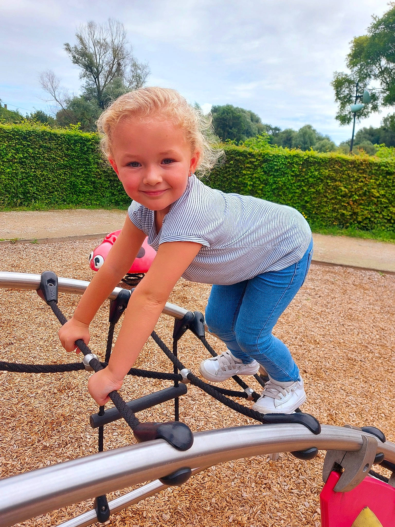 Amelya a rejoint le concours — aidez-le/la à gagner de superbes lots ! child, city, cloud, facial_expression, fun, grass, happy, jeans, joy, leg, leisure, outdoor_play_equipment, people_in_nature, person, plant, recreation, sky, smile, sneakers, t_shirt
