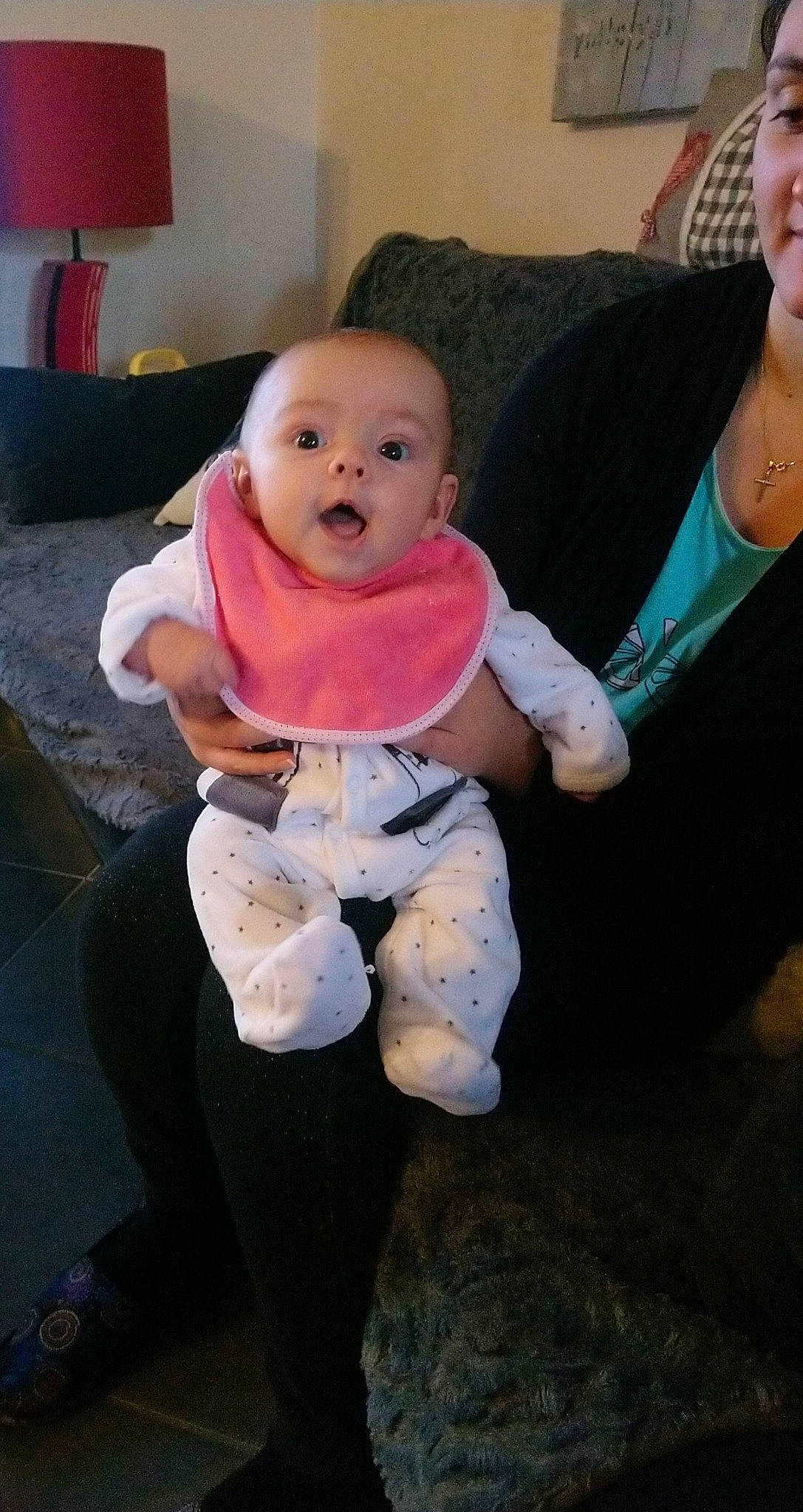 Juline a rejoint le concours — aidez-le/la à gagner de superbes lots ! baby, cheek, child, daughter, happy, person, pink, sitting, skin, smile, surprise, toddler