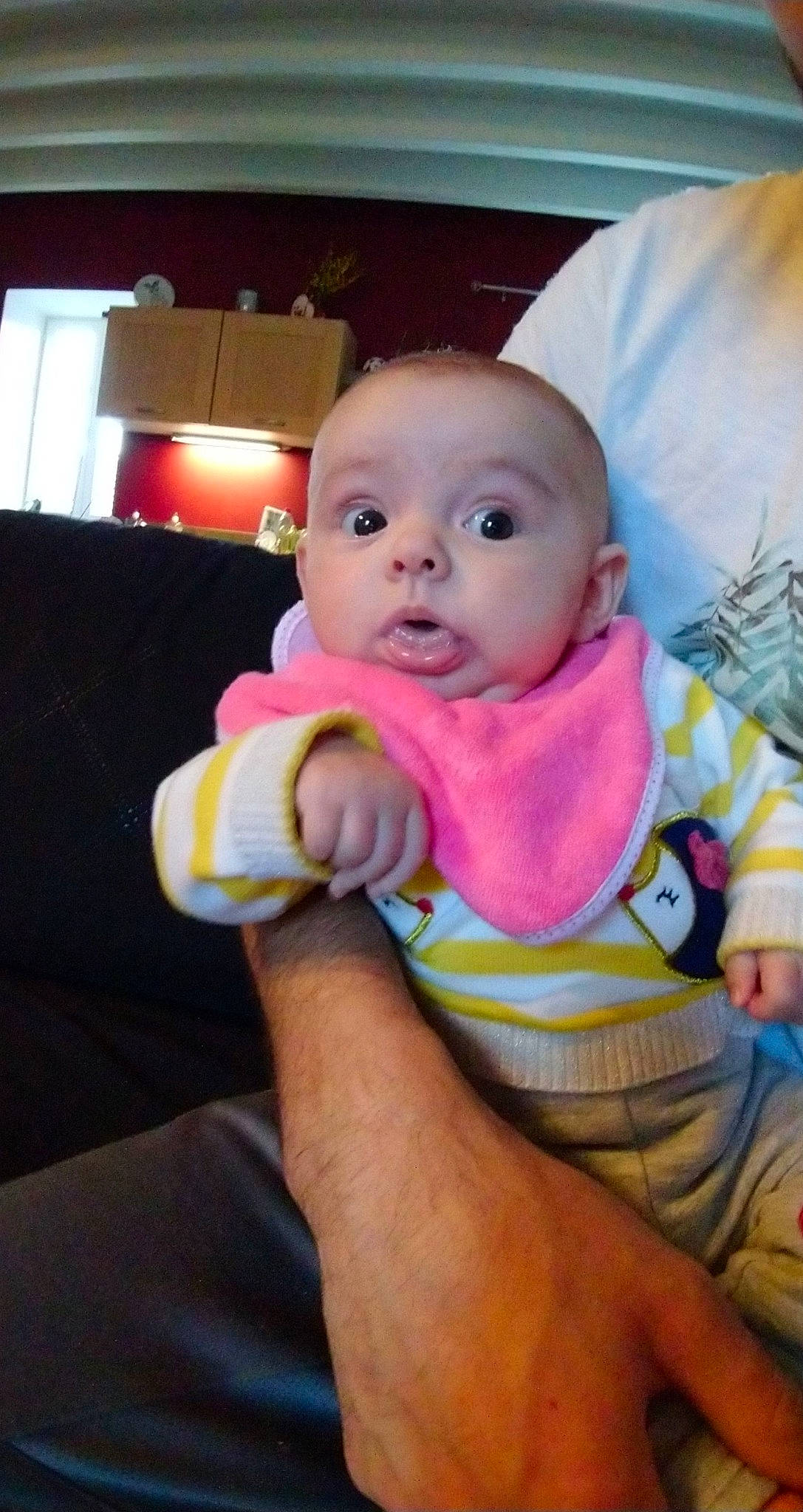 Juline a rejoint le concours — aidez-le/la à gagner de superbes lots ! baby, baby_products, cheek, child, face, finger, mouth, nose, person, sitting, skin, smile, surprise, thumb, toddler