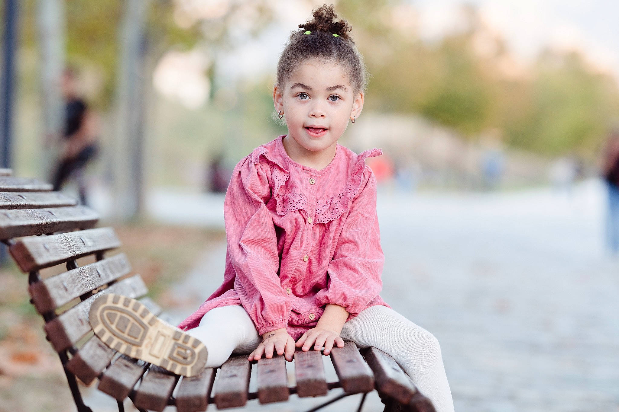 Oriana a rejoint le concours — aidez-le/la à gagner de superbes lots ! beauty, bench, child, fun, grass, happy, human_leg, leisure, pattern, people, people_in_nature, person, portrait_photography, recreation, sitting, skin, smile, toddler, tree, winter