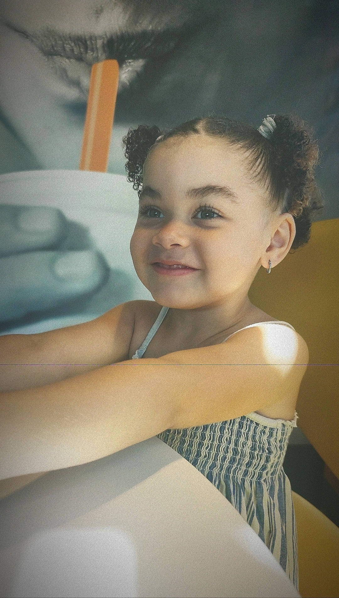 Oriana a rejoint le concours — aidez-le/la à gagner de superbes lots ! arm, chin, cool, eye, eyebrow, eyelash, flash_photography, gesture, hand, happy, human, human_body, iris, joint, joy, lip, neck, person, shoulder, skin