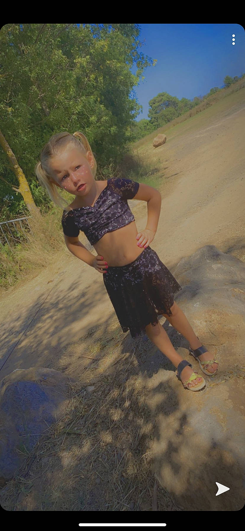 Thessa participe au concours pour gagner de l'argent avec cette photo : fawn, fun, landscape, person, photography, sand, smile, summer, trunk, vacation