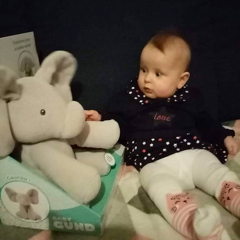 Jade a rejoint le concours — aidez-le/la à gagner de superbes lots ! baby, baby_toddler_clothing, baby_toys, carmine, comfort, doll, human_leg, mammal, organ, pattern, person, plush, product, skin, sleeve, sock, stuffed_toy, textile, toddler, toy