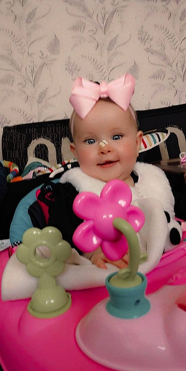 Jade a rejoint le concours — aidez-le/la à gagner de superbes lots ! baby_toddler_clothing, balloon, child, ear, fun, head, headpiece, joy, magenta, mammal, organ, party_supply, person, pink, plastic, product, purple, smile, souvenir, toddler