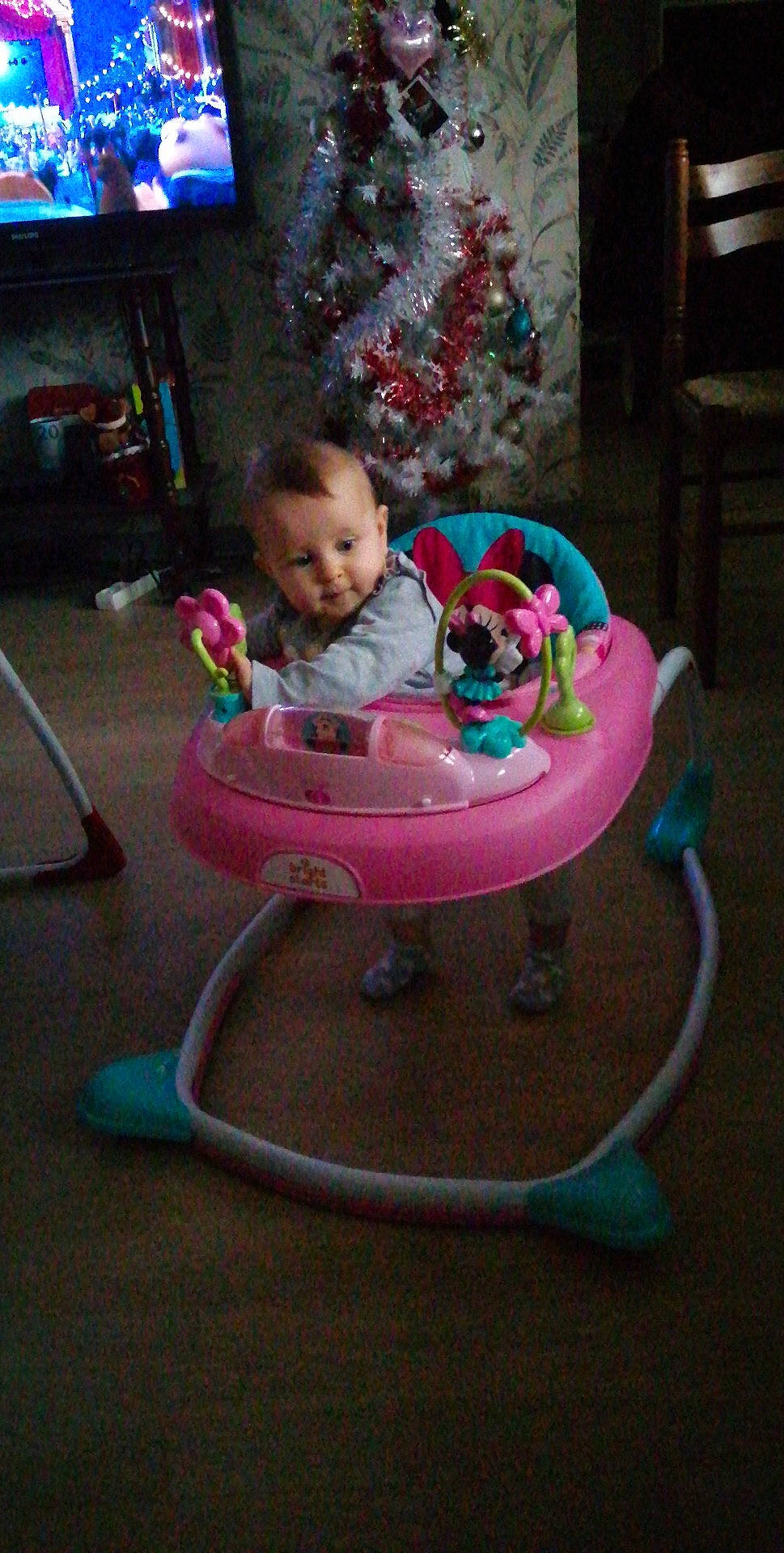 Jade participe au concours pour gagner de l'argent avec cette photo : baby, baby_products, baby_toddler_clothing, baby_toys, chair, child, christmas_tree, comfort, event, fun, furniture, head, lap, leisure, magenta, person, pink, play, sitting, television