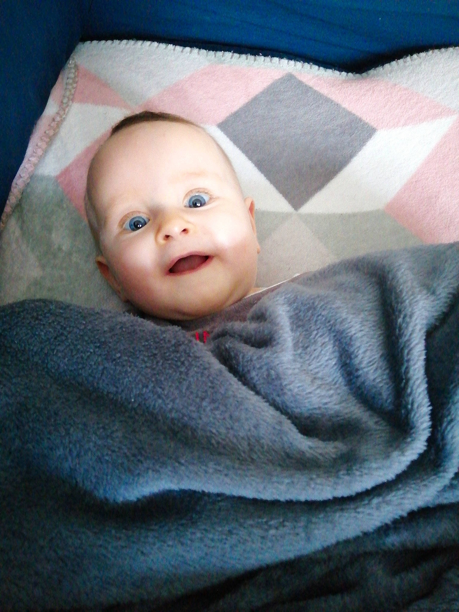 Jade a rejoint le concours — aidez-le/la à gagner de superbes lots ! baby, baby_toddler_clothing, bedding, cheek, child, chin, comfort, eyebrow, flash_photography, grey, iris, linens, lip, nose, person, sitting, sleeve, smile, t_shirt, textile