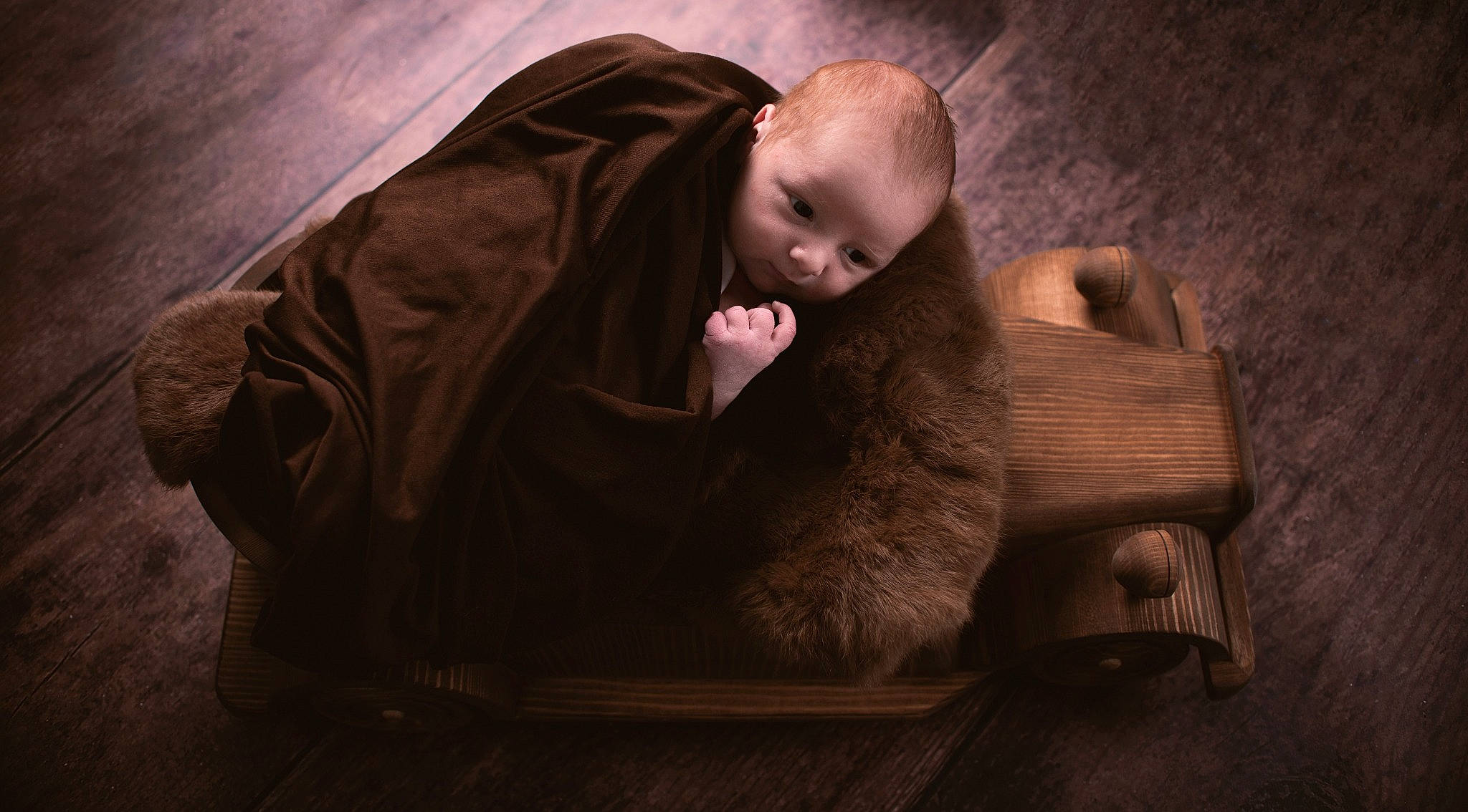 Antoine participe au concours pour gagner de l'argent avec cette photo : baby, bedtime, child, comfort, darkness, flash_photography, flooring, fun, fur, head, human_body, nap, person, portrait, room, sitting, sleep, snout, sporting_group, toddler