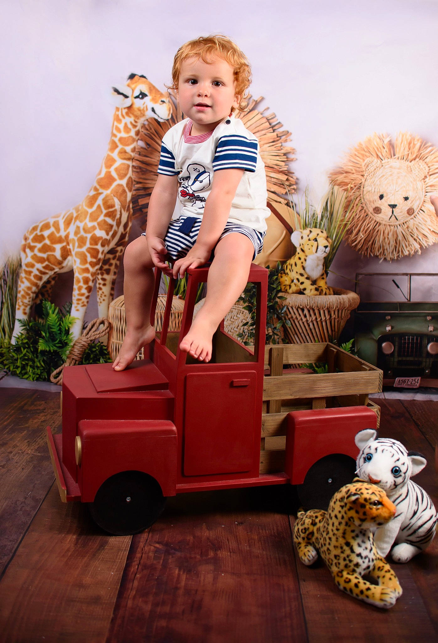 Antoine a rejoint le concours — aidez-le/la à gagner de superbes lots ! adaptation, child, clothing, event, fawn, felidae, fun, giraffidae, happy, leisure, mammal, person, plant, shorts, stuffed_toy, terrestrial_animal, toddler, toy, tree, vertebrate