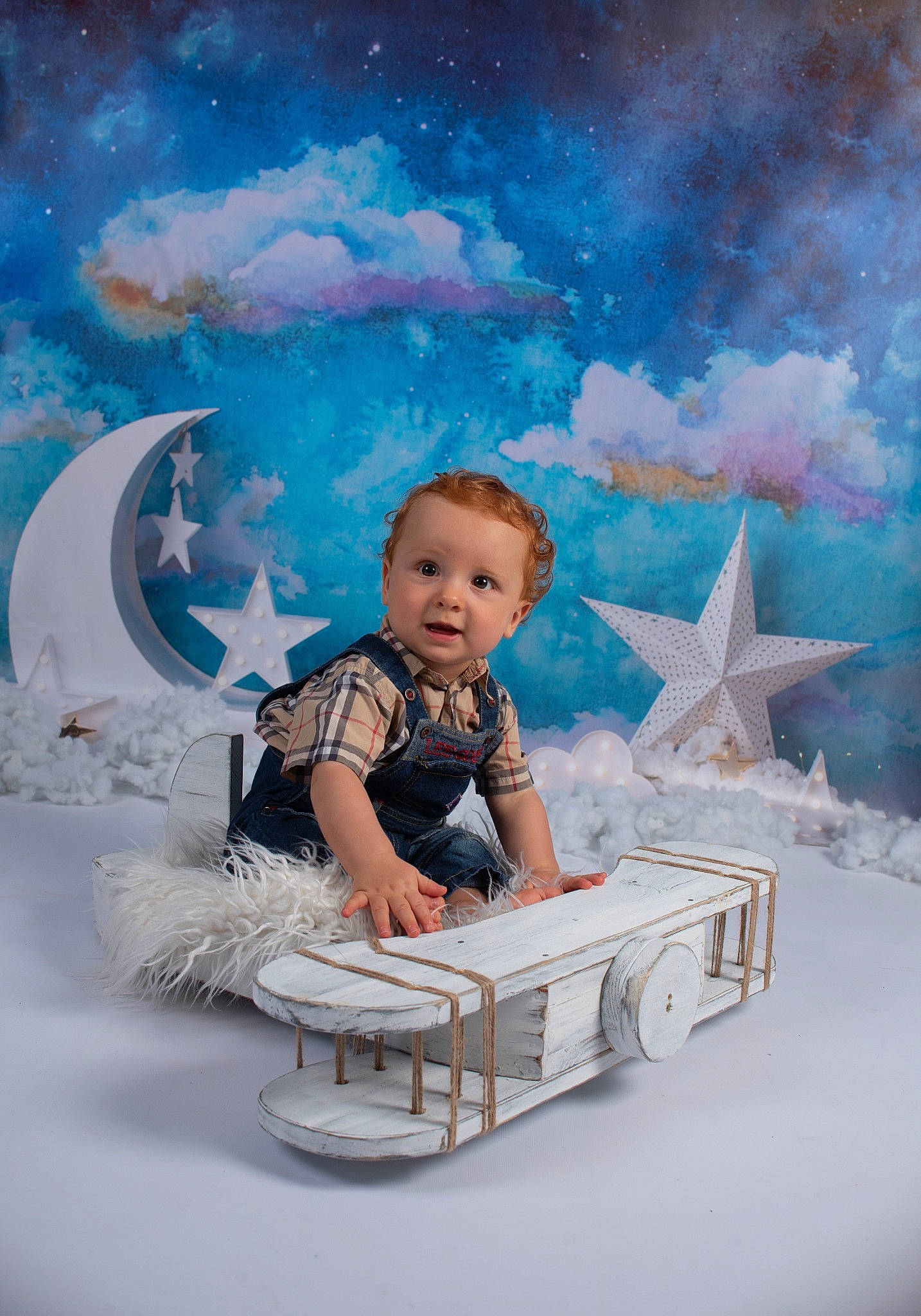Antoine participe au concours pour gagner de l'argent avec cette photo : art, astronaut, astronomical_object, baby, cg_artwork, child, cloud, cumulus, fictional_character, flash_photography, fun, happy, illustration, painting, person, sitting, sky, space, toddler, visual_arts