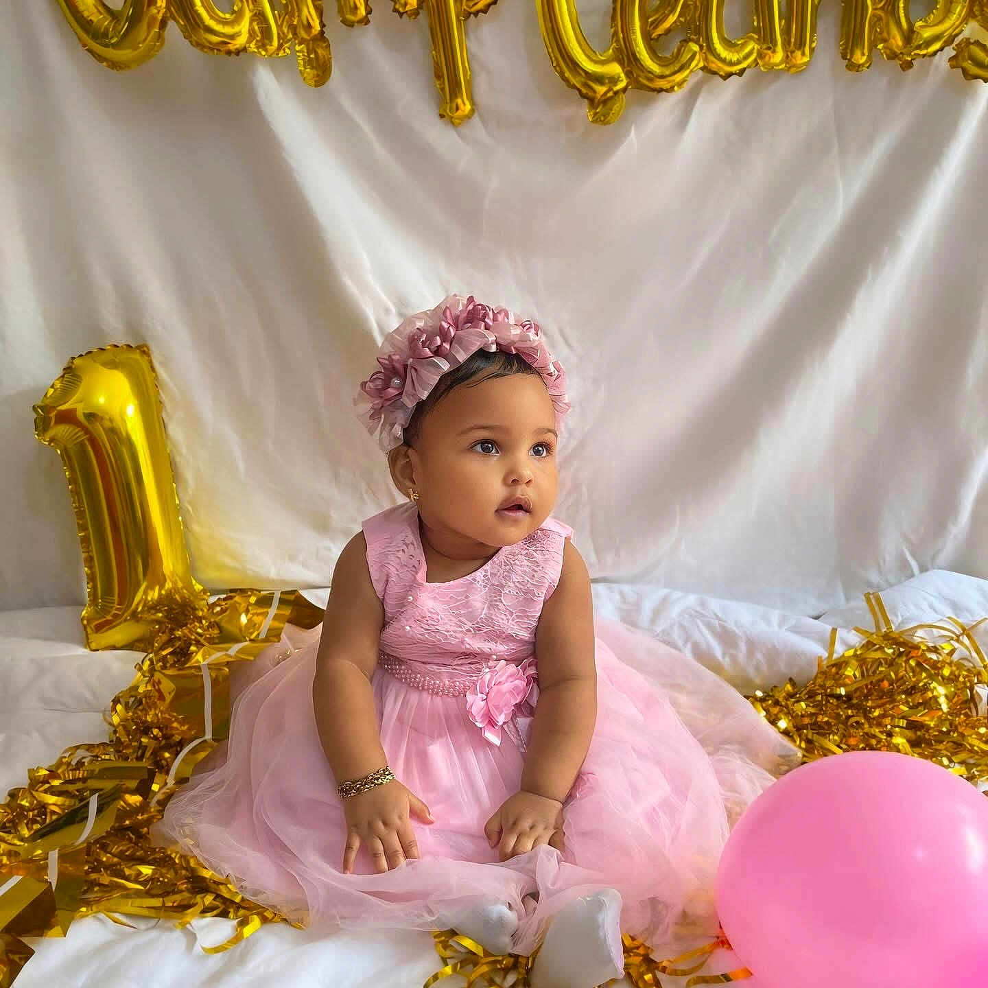 Dayline participe au concours pour gagner de l'argent avec cette photo : baby, baby_girl, pink_dress, flower_headband, gold_balloon, number_one, balloon, party, celebration, tulle, sitting, portrait, confetti, backdrop, bracelet, cute, studio, decorations, adorable, gown