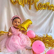 Dayline a rejoint le concours — aidez-le/la à gagner de superbes lots ! child, baby, toddler, pink_dress, gold_balloon, number_one, balloon, birthday, party, headband, confetti, pink_balloon, celebration, cute, smile, sitting, tulle, decorations, studio_backdrop, accessory
