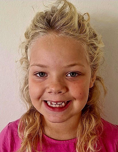 Lyana a rejoint le concours — aidez-le/la à gagner de superbes lots ! blond, cheek, child, chin, ear, eyebrow, eyelash, face, fun, happy, iris, jaw, joy, lip, long_hair, neck, nose, person, skin, smile