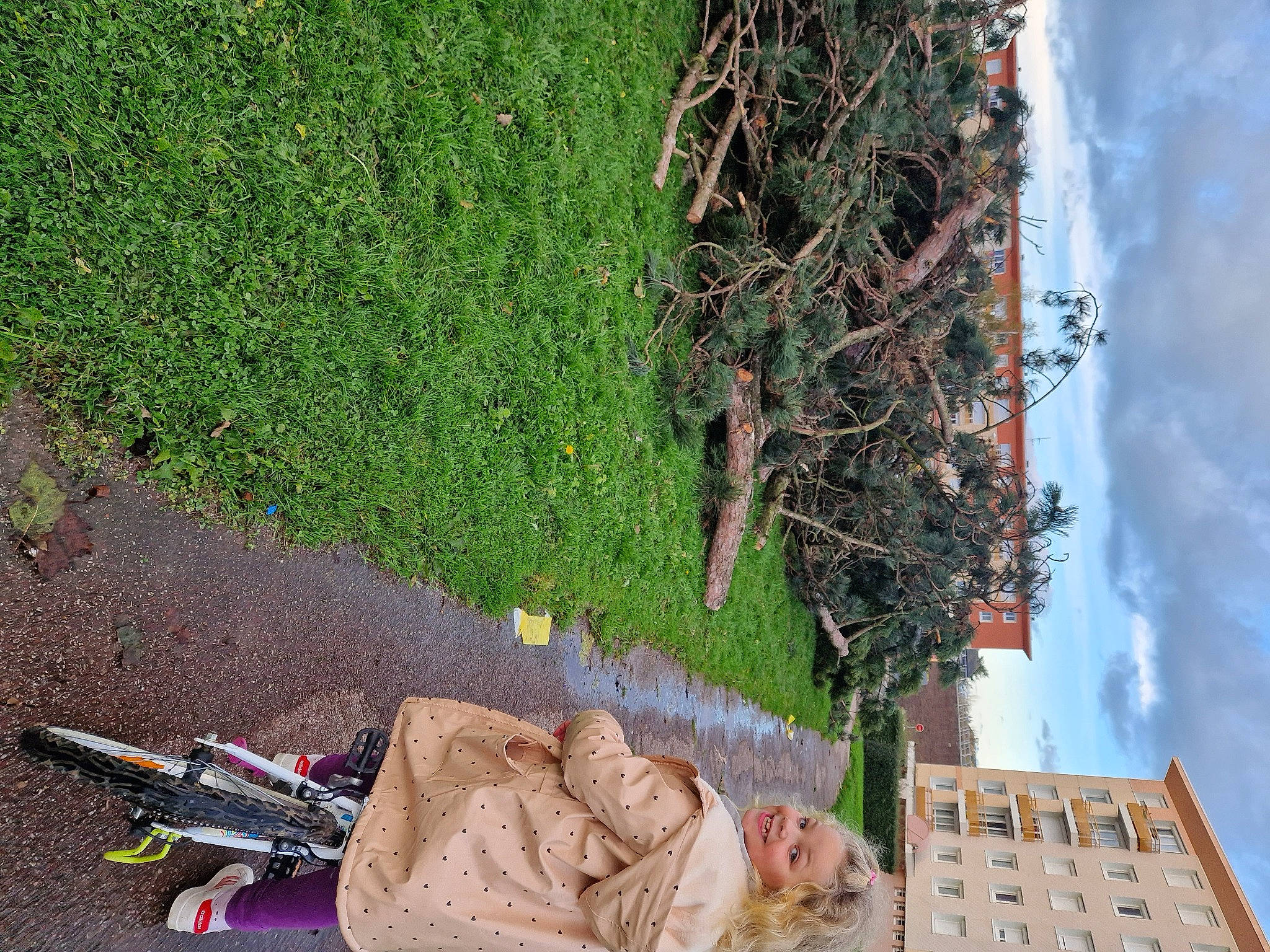 Lyana a rejoint le concours — aidez-le/la à gagner de superbes lots ! asphalt, bicycle_handlebar, bicycle_tire, bicycle_wheel, building, cloud, facade, grass, joy, landscape, leaf, person, plant, road, road_surface, sky, soil, tree, trunk, urban_design