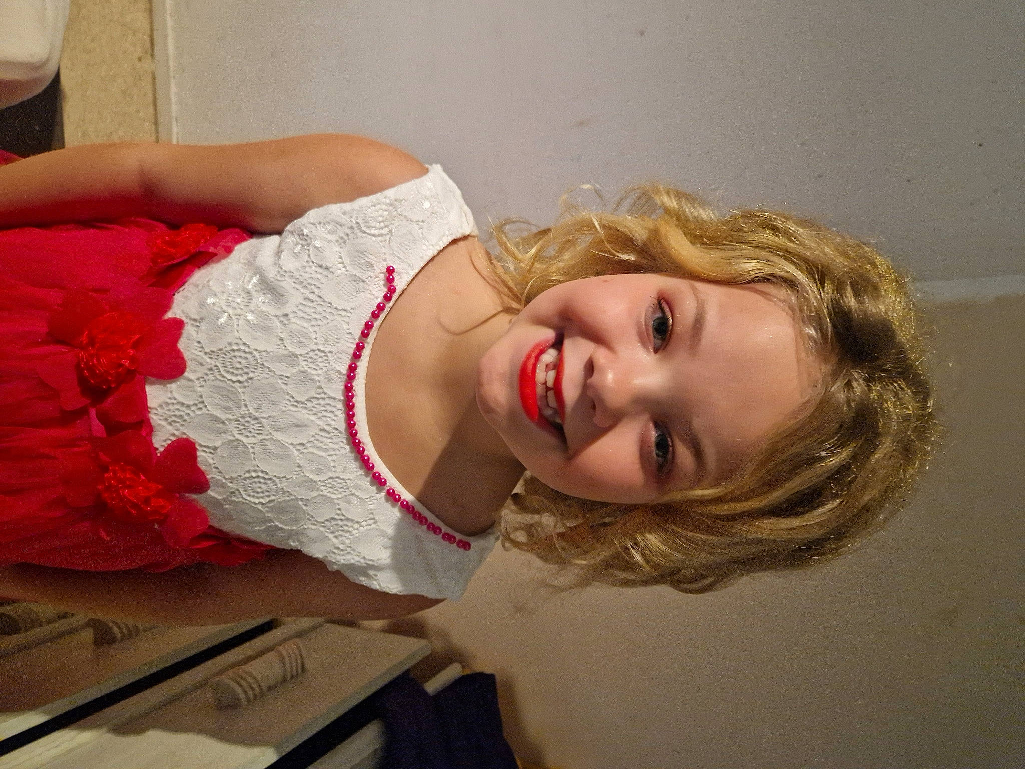 Lyana a rejoint le concours — aidez-le/la à gagner de superbes lots ! abdomen, beauty, blond, chest, dress, elbow, eyelash, fashion, flash_photography, happy, human_leg, jaw, joy, layered_hair, lip, long_hair, mouth, neck, person, shoulder