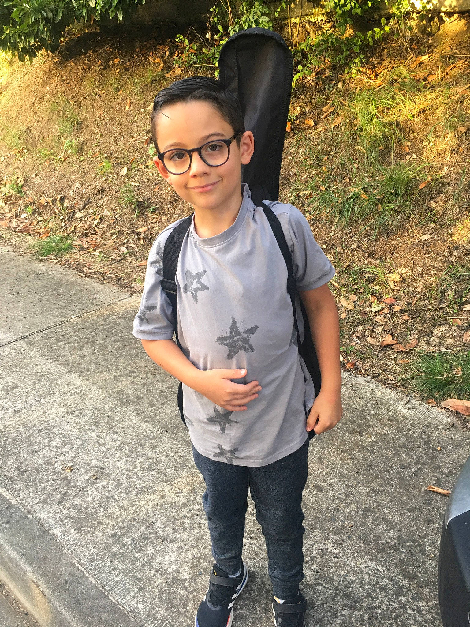 Tristan participe au concours pour gagner de l'argent avec cette photo : asphalt, black_hair, cap, cool, electric_blue, eyewear, glasses, grass, happy, headgear, joy, leisure, person, personal_protective_equipment, recreation, sleeve, smile, sportswear, street_fashion, t_shirt