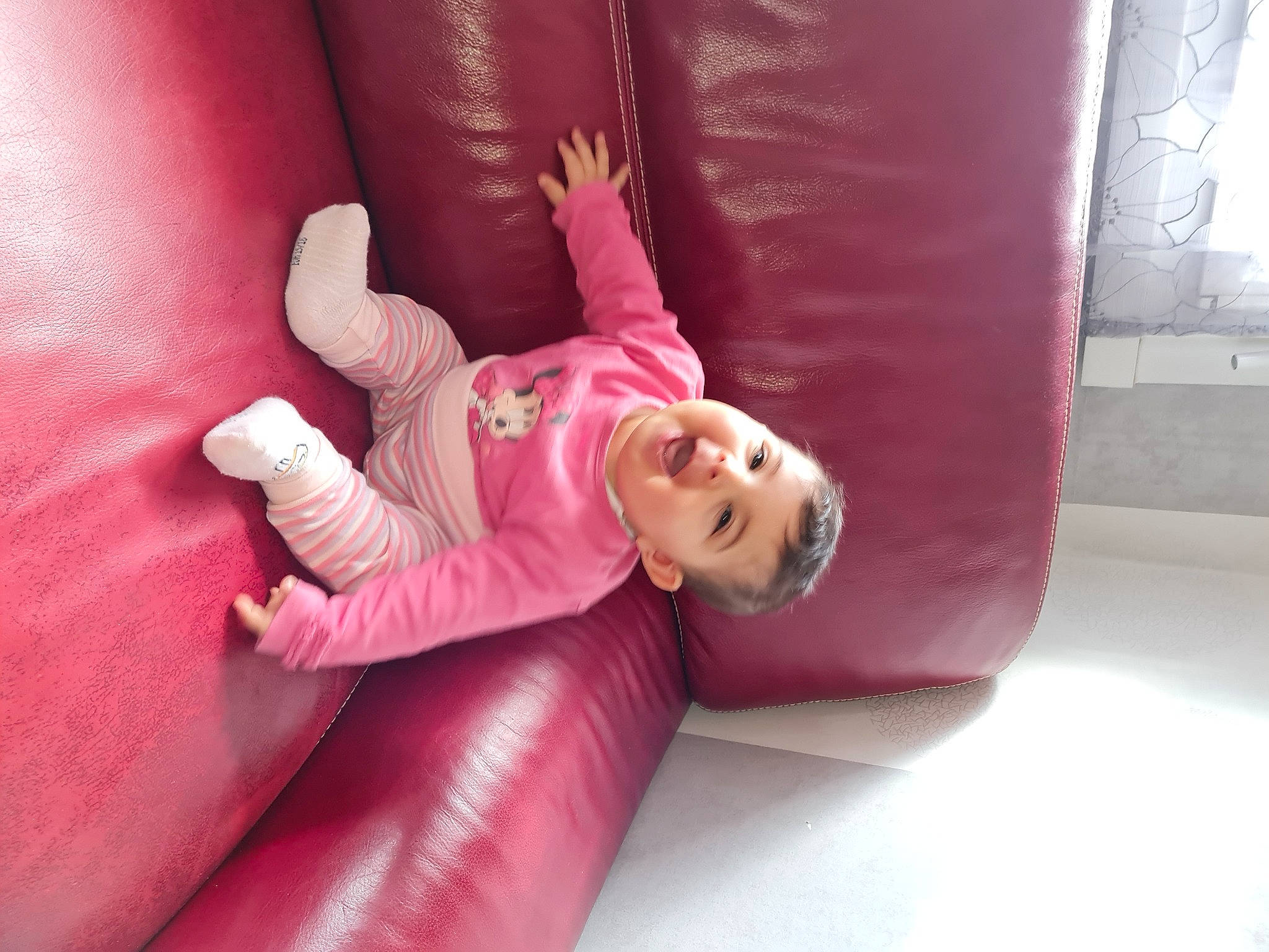 Camélia a rejoint le concours — aidez-le/la à gagner de superbes lots ! comfort, couch, flooring, foot, fun, human_leg, inflatable, knee, leisure, magenta, outdoor_play_equipment, person, pink, purple, recreation, sitting, sleeve, smile, thigh, thumb