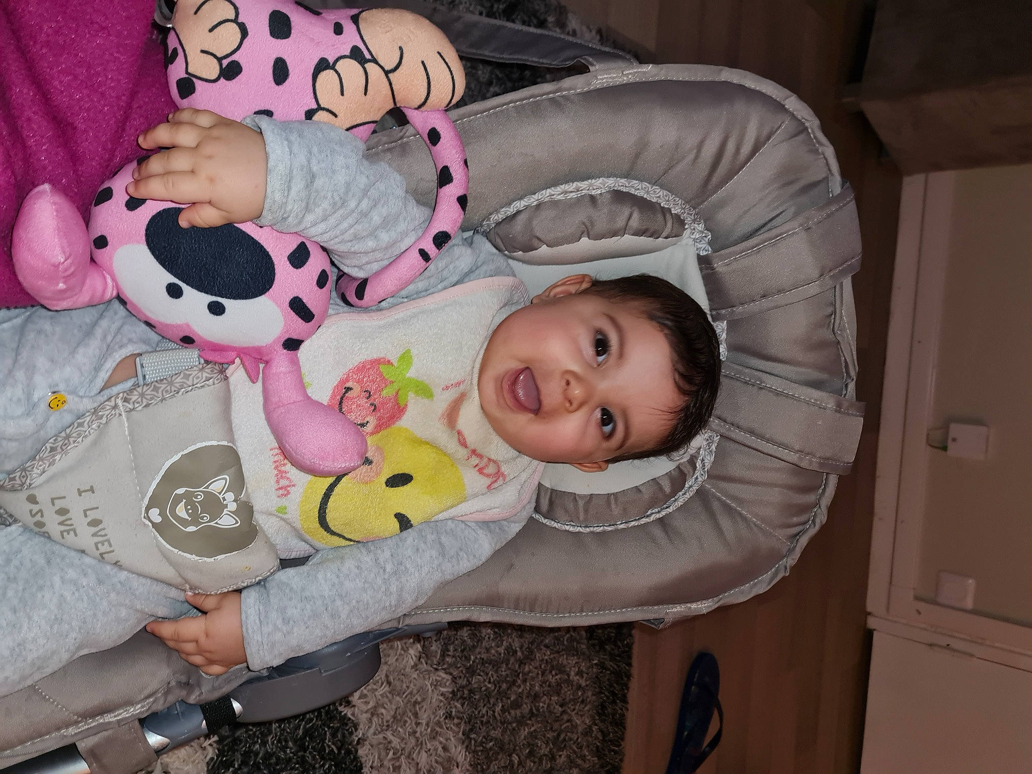 Camélia participe au concours pour gagner de l'argent avec cette photo : arm, baby, baby_toddler_clothing, cheek, child, comfort, door, eye, face, head, human_body, mammal, organ, person, pink, product, skin, sleeve, textile, toddler