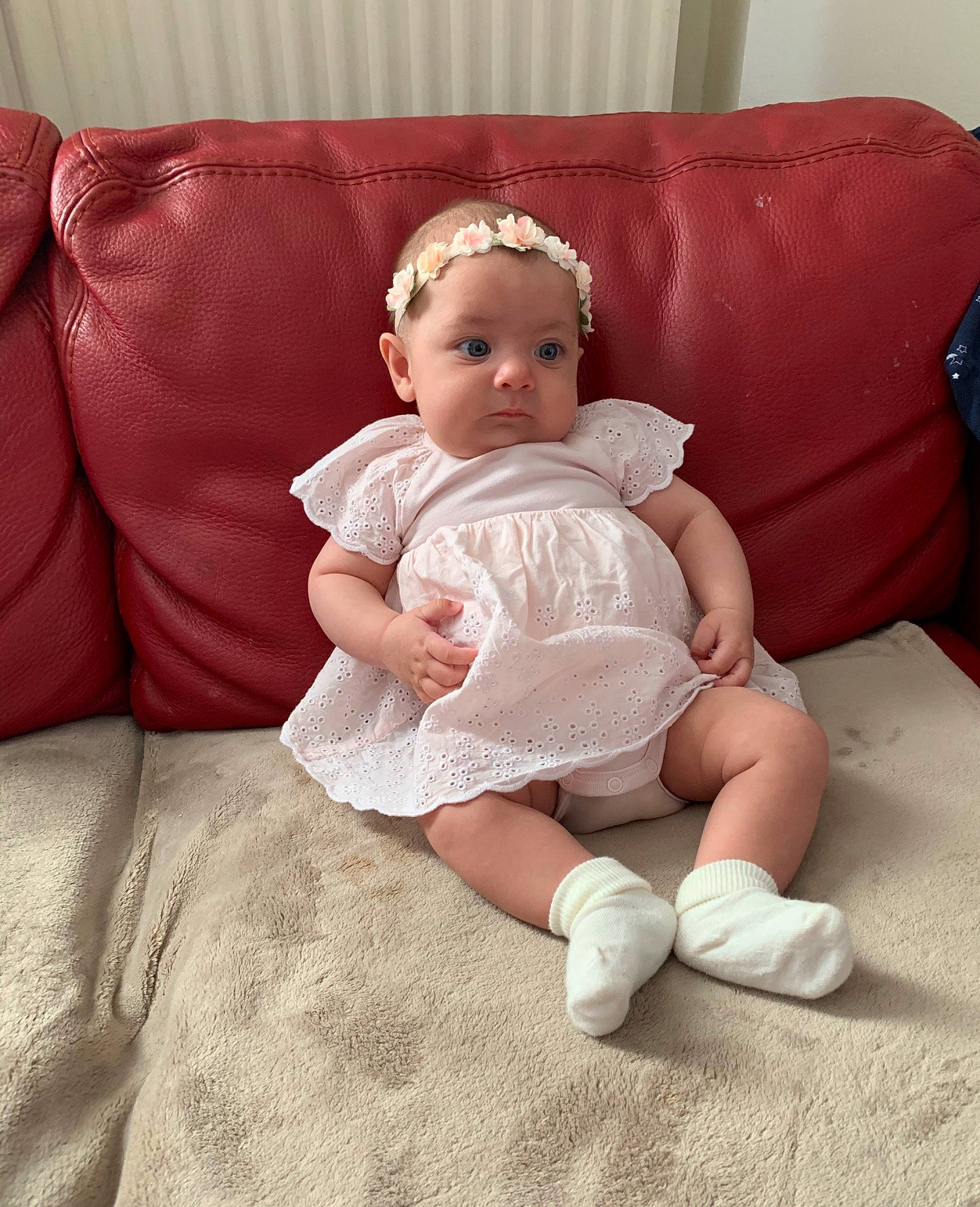 Melanie participe au concours pour gagner de l'argent avec cette photo : baby, child, comfort, finger, furniture, leg, person, sitting, skin, toddler