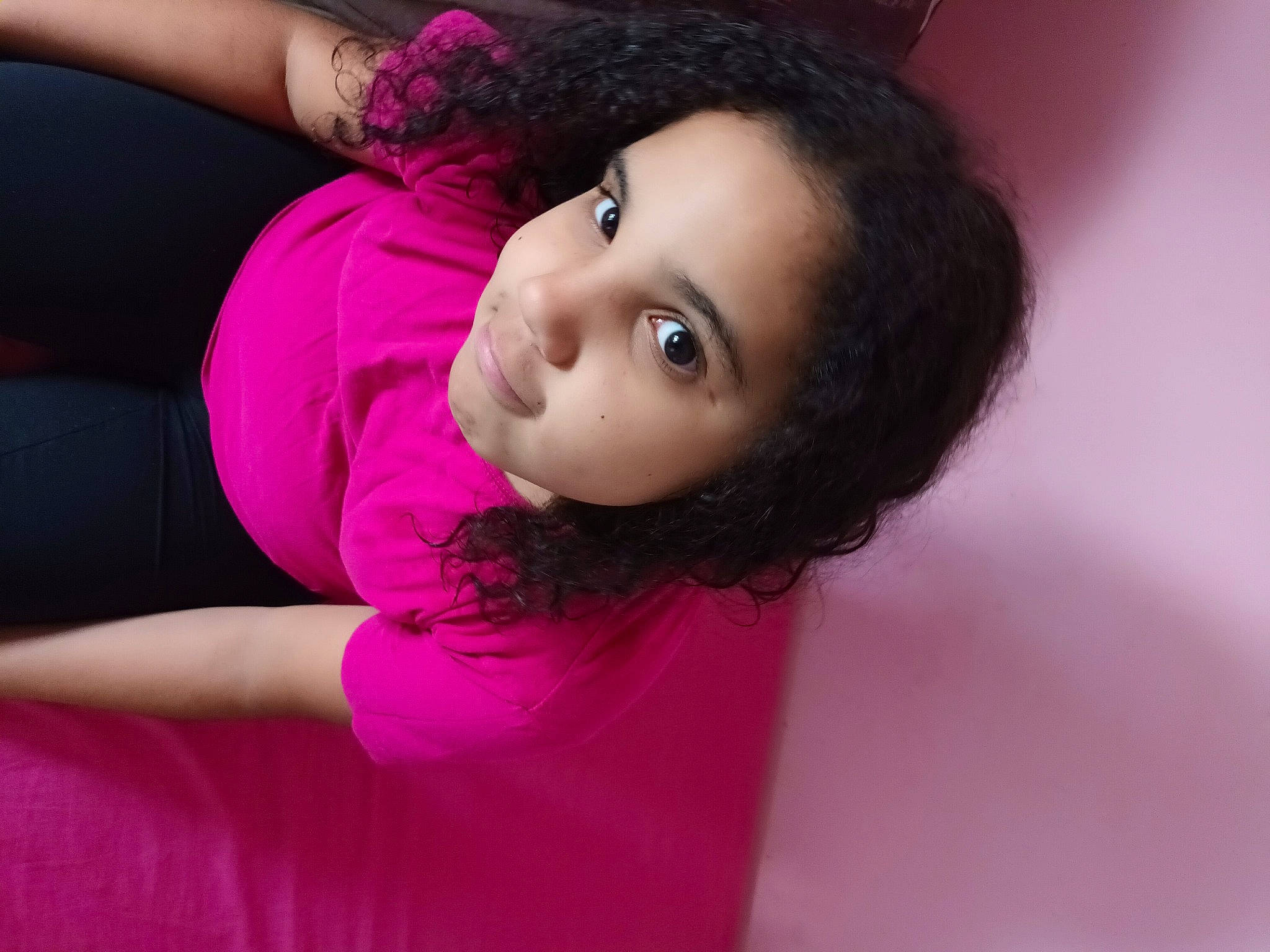 Ines a rejoint le concours — aidez-le/la à gagner de superbes lots ! black_hair, cheek, chest, chin, elbow, eyebrow, eyelash, flash_photography, happy, human_leg, lip, lipstick, long_hair, magenta, person, pink, purple, sitting, skin, thigh