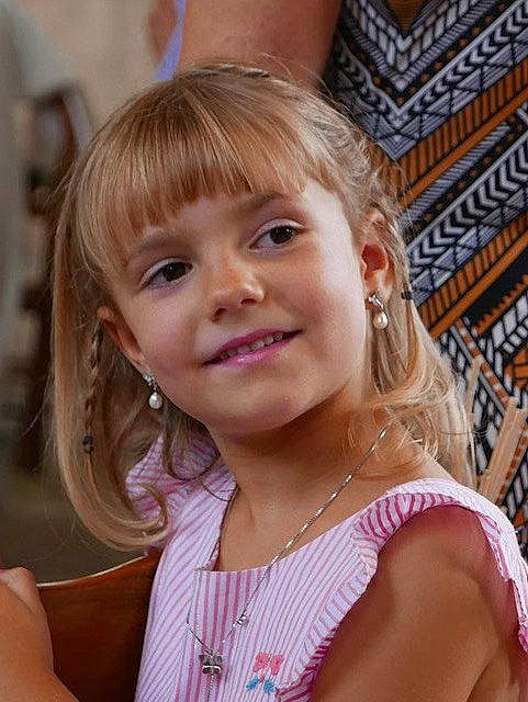 Théoline participe au concours pour gagner de l'argent avec cette photo : blond, brown_hair, child, child_model, chin, face, hair, hairstyle, joy, person, smile, toddler