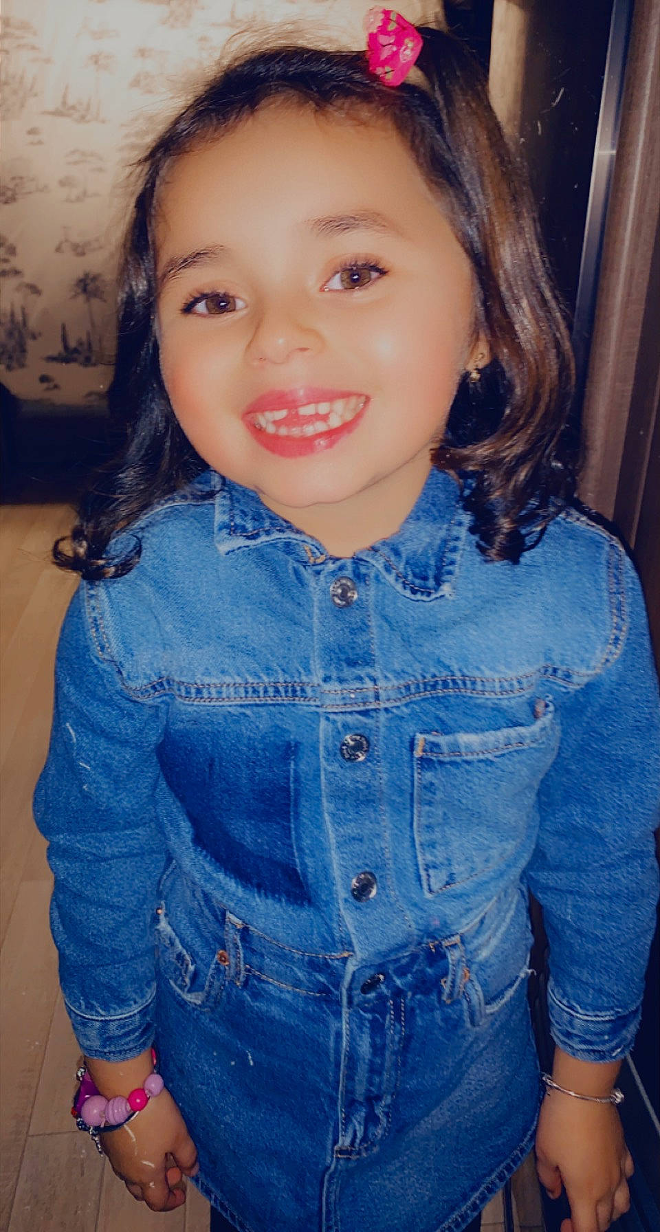 Darcy a rejoint le concours — aidez-le/la à gagner de superbes lots ! azure, black, blue, cheek, eye, eyebrow, eyelash, fashion, flash_photography, forehead, joy, lip, neck, nose, organ, outerwear, person, skin, sleeve, smile