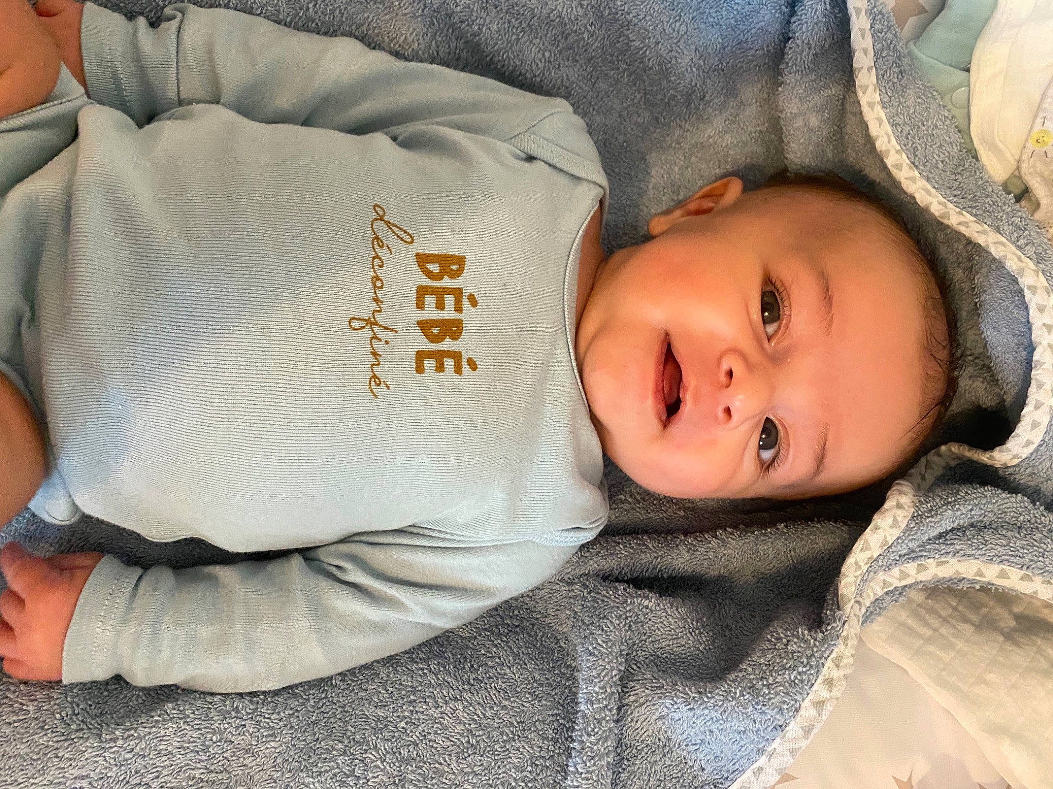 Enzo a rejoint le concours — aidez-le/la à gagner de superbes lots ! baby, baby_toddler_clothing, cheek, child, comfort, elbow, facial_expression, happy, knee, linens, nose, people, person, sitting, skin, sleeve, smile, textile, toddler, tree