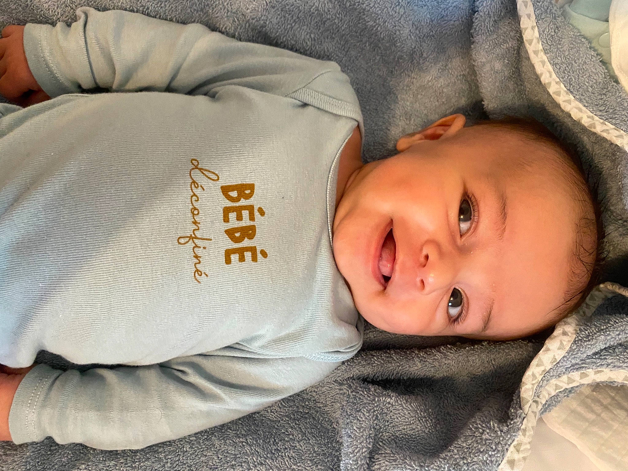 Enzo a rejoint le concours — aidez-le/la à gagner de superbes lots ! baby_toddler_clothing, cheek, child, chin, comfort, elbow, eyebrow, flash_photography, forehead, happy, lip, mouth, nose, person, sitting, skin, sleeve, smile, toddler, tree