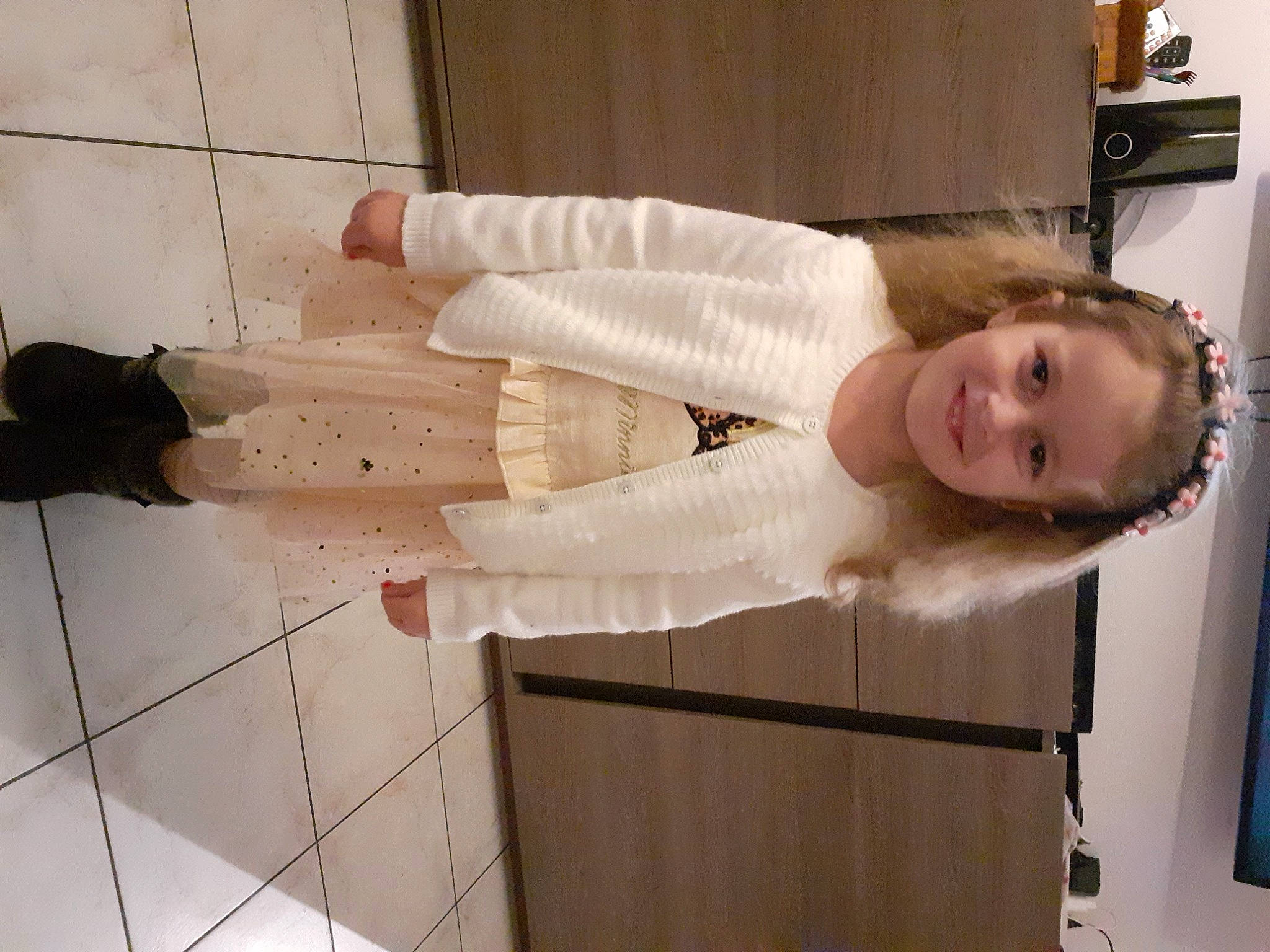 Maëlyse participe au concours pour gagner de l'argent avec cette photo : cleanliness, comfort, elbow, flooring, foot, gesture, human_leg, joy, knee, person, room, sleeve, smile, thigh, thumb, wood, wrist