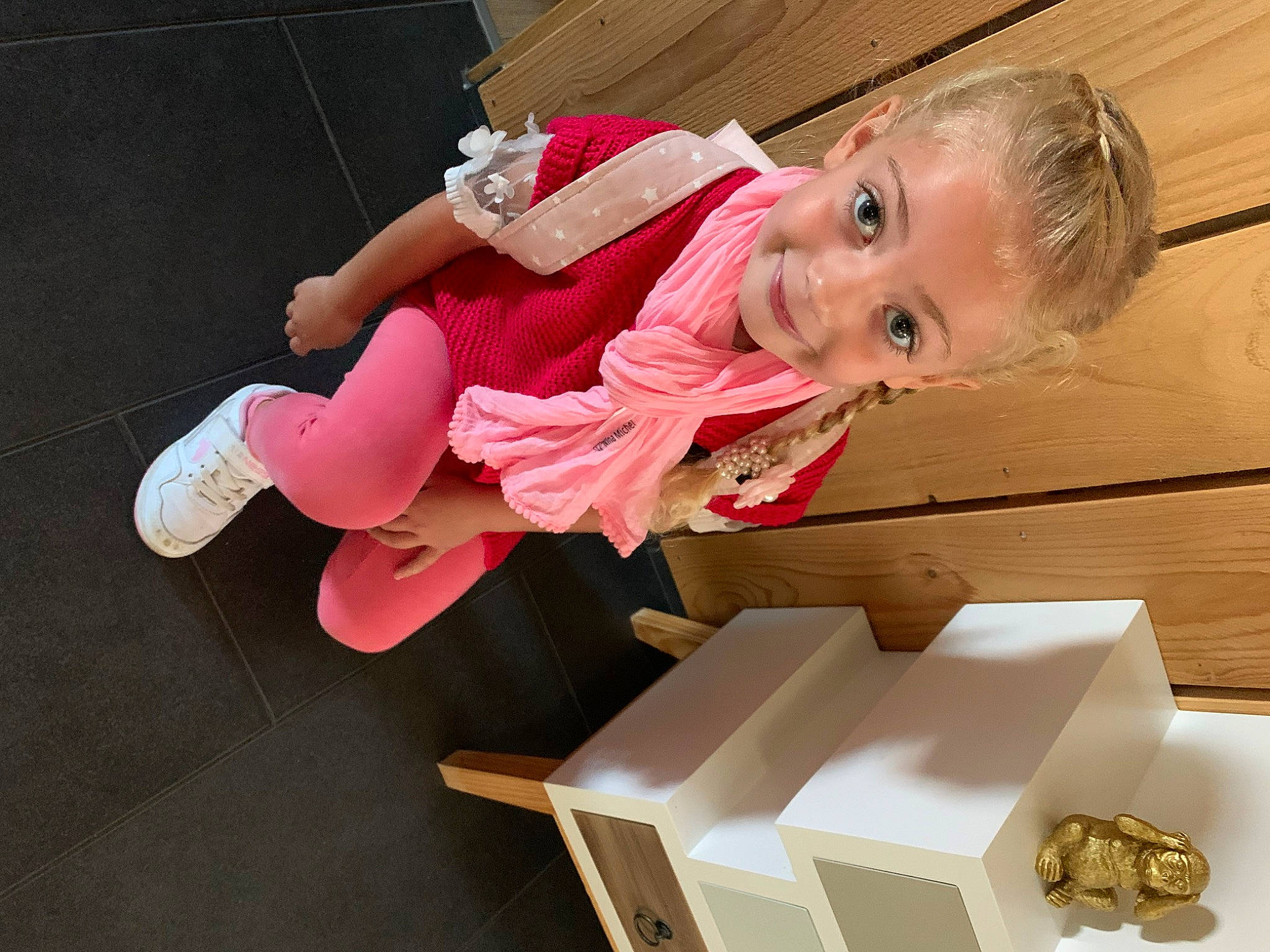 Nina participe au concours pour gagner de l'argent avec cette photo : baby, baby_products, baby_toddler_clothing, box, cardboard, carton, child, flooring, fun, happy, joy, magenta, person, play, room, shipping_box, sitting, smile, toddler, wood