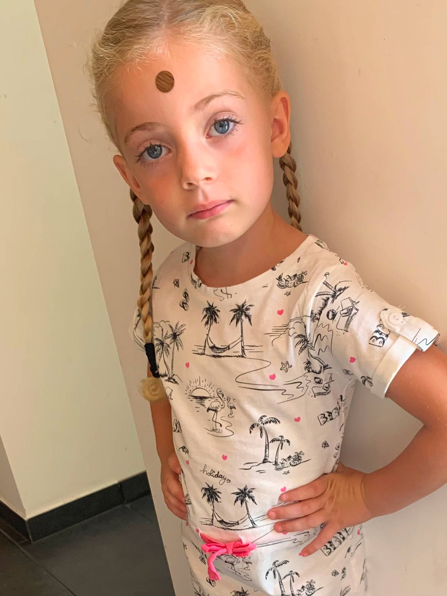 Nina a rejoint le concours — aidez-le/la à gagner de superbes lots ! baby_toddler_clothing, cheek, chest, chin, eye, eyebrow, eyelash, face, finger, hair, human_body, joint, lip, neck, person, pink, shoulder, skin, sleeve, toddler