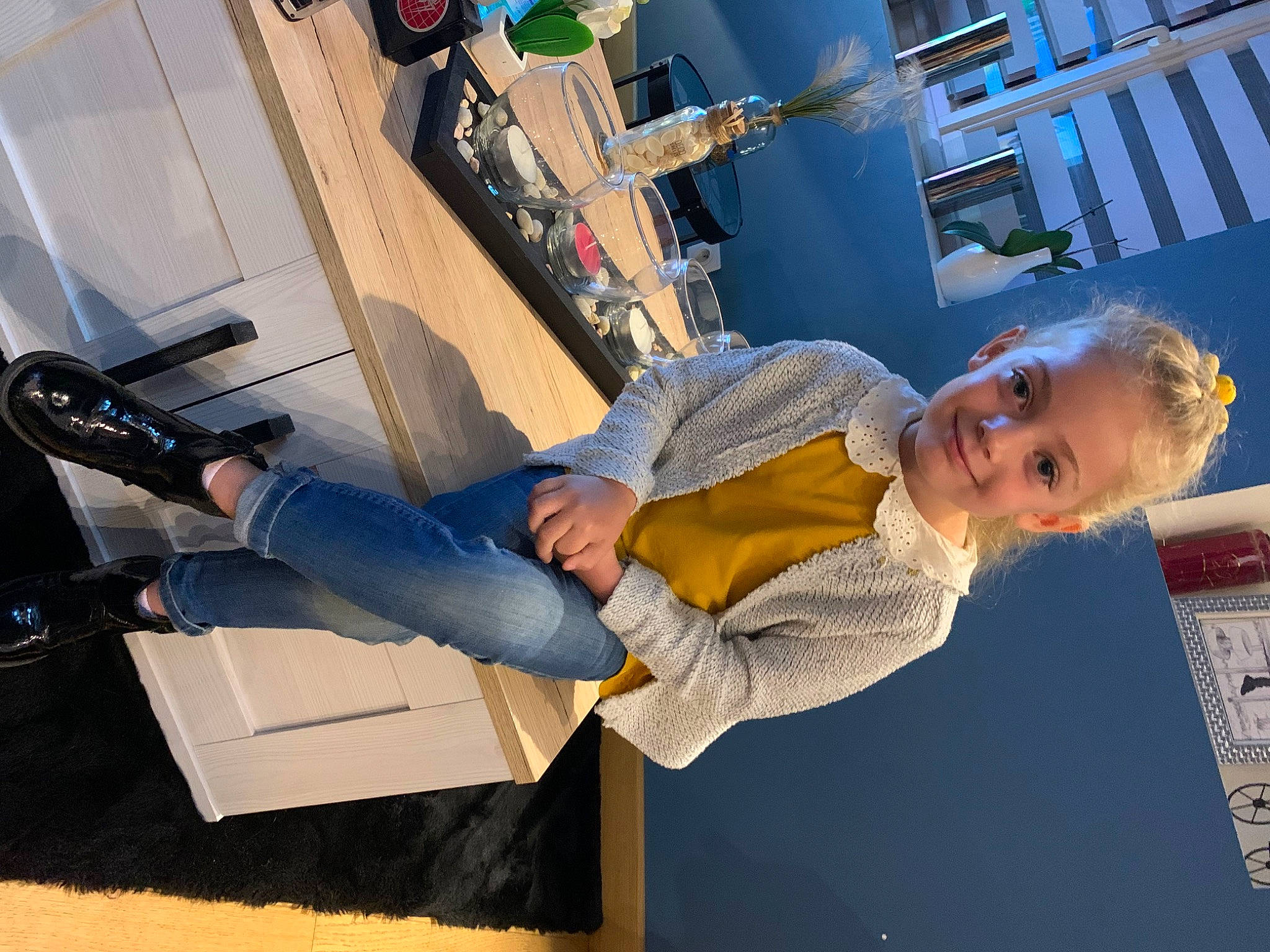 Nina a rejoint le concours — aidez-le/la à gagner de superbes lots ! comfort, elbow, electric_blue, engineering, fun, happy, human_leg, joy, knee, leisure, machine, person, room, sitting, smile, t_shirt, table, thigh, toddler