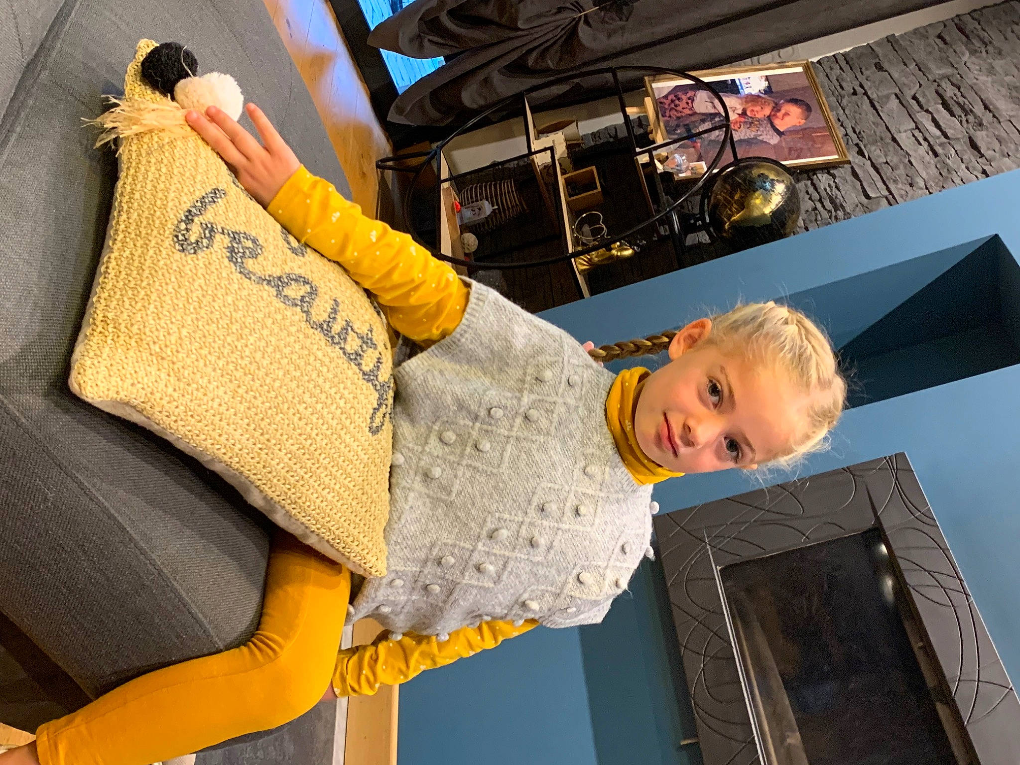 Nina participe au concours pour gagner de l'argent avec cette photo : child, comfort, fun, happy, human_body, human_leg, knee, leisure, person, room, sitting, smile, sock, t_shirt, thigh, toddler, travel, vacation, woolen, woven_fabric