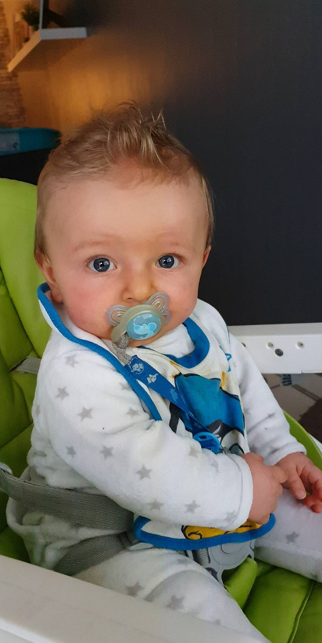 Noham a rejoint le concours — aidez-le/la à gagner de superbes lots ! baby, cheek, child, nose, person, sitting, toddler